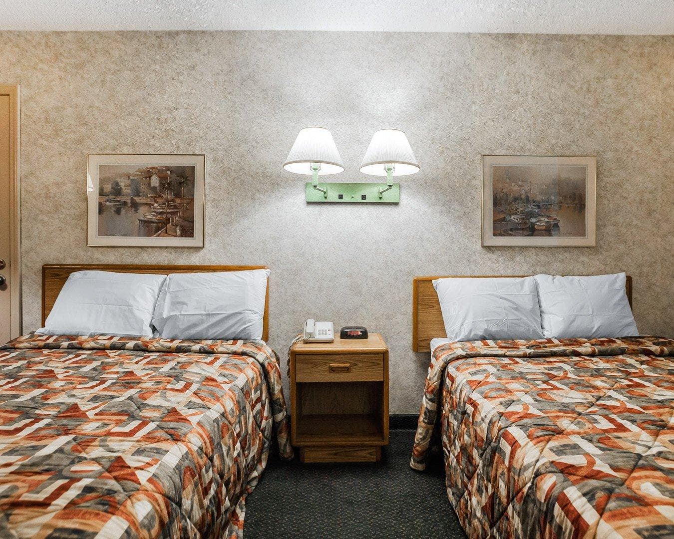 Econo Lodge Jefferson City — 7