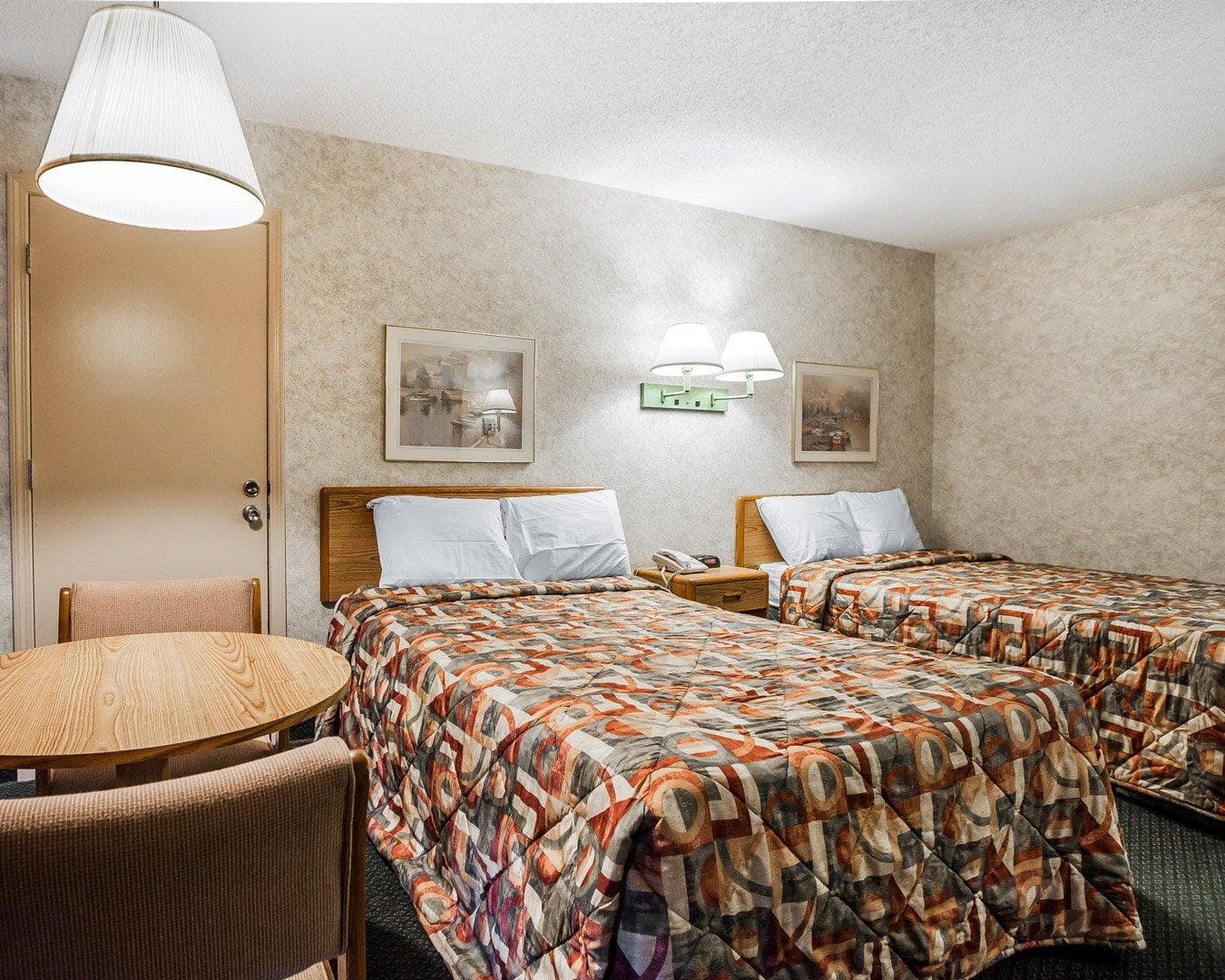 Econo Lodge Jefferson City — 8