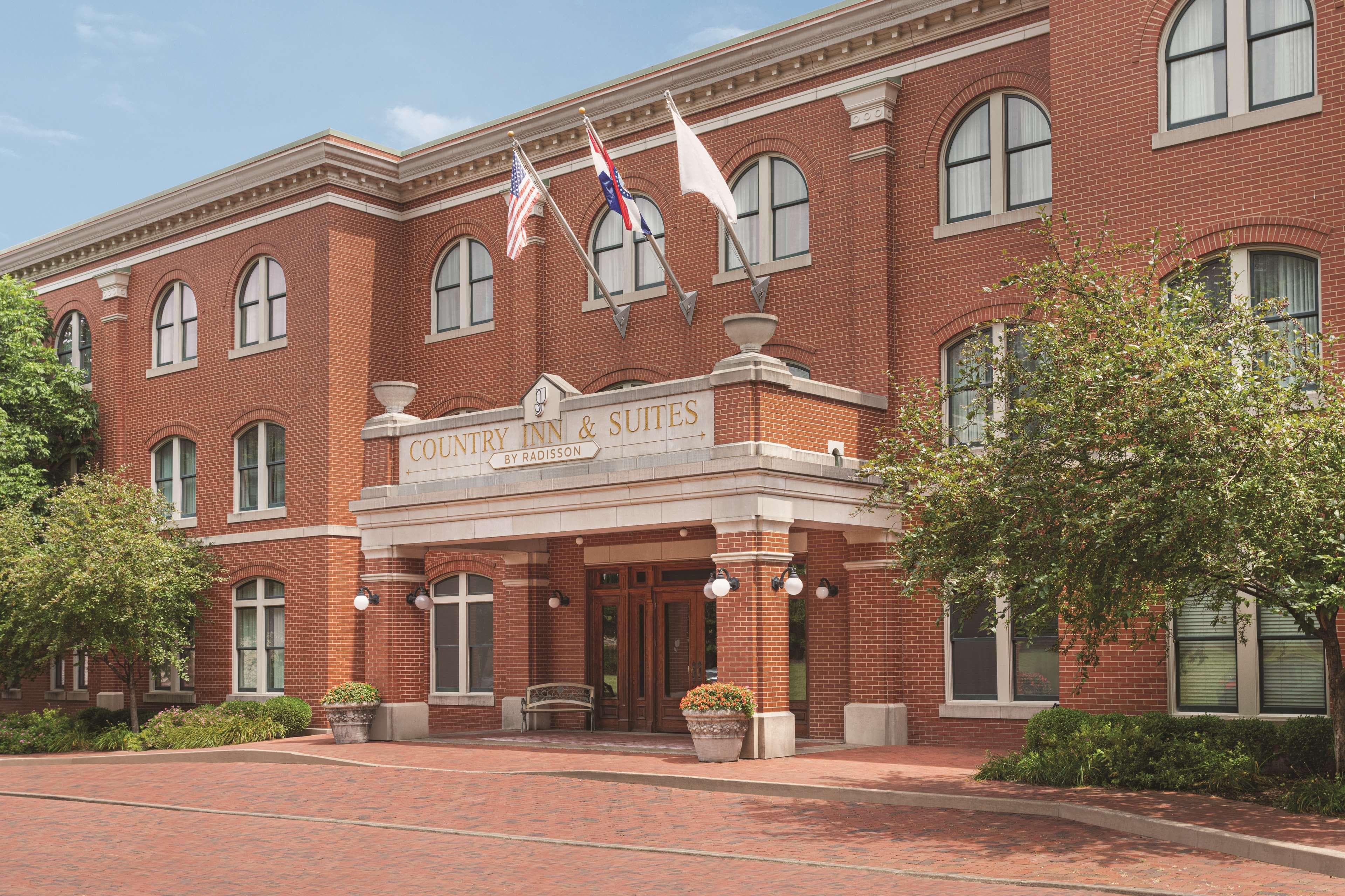 Country Inn & Suites by Radisson, St. Charles Historic District - Image 1