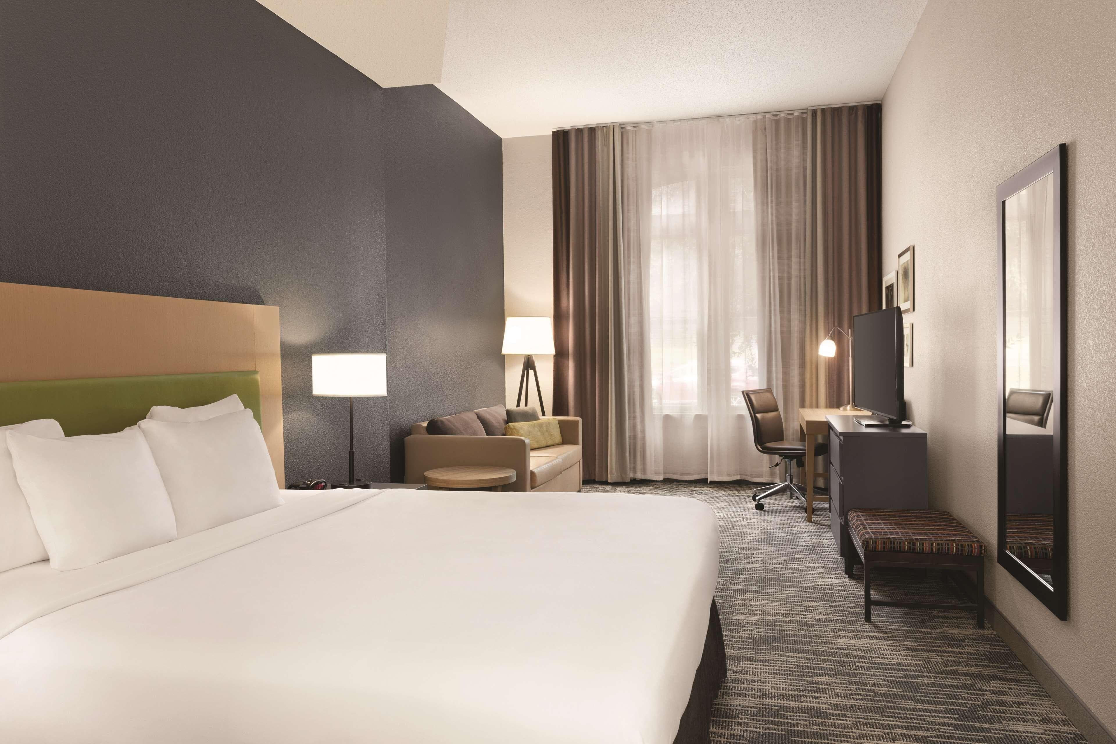 Country Inn & Suites by Radisson, St. Charles Historic District - Image 2