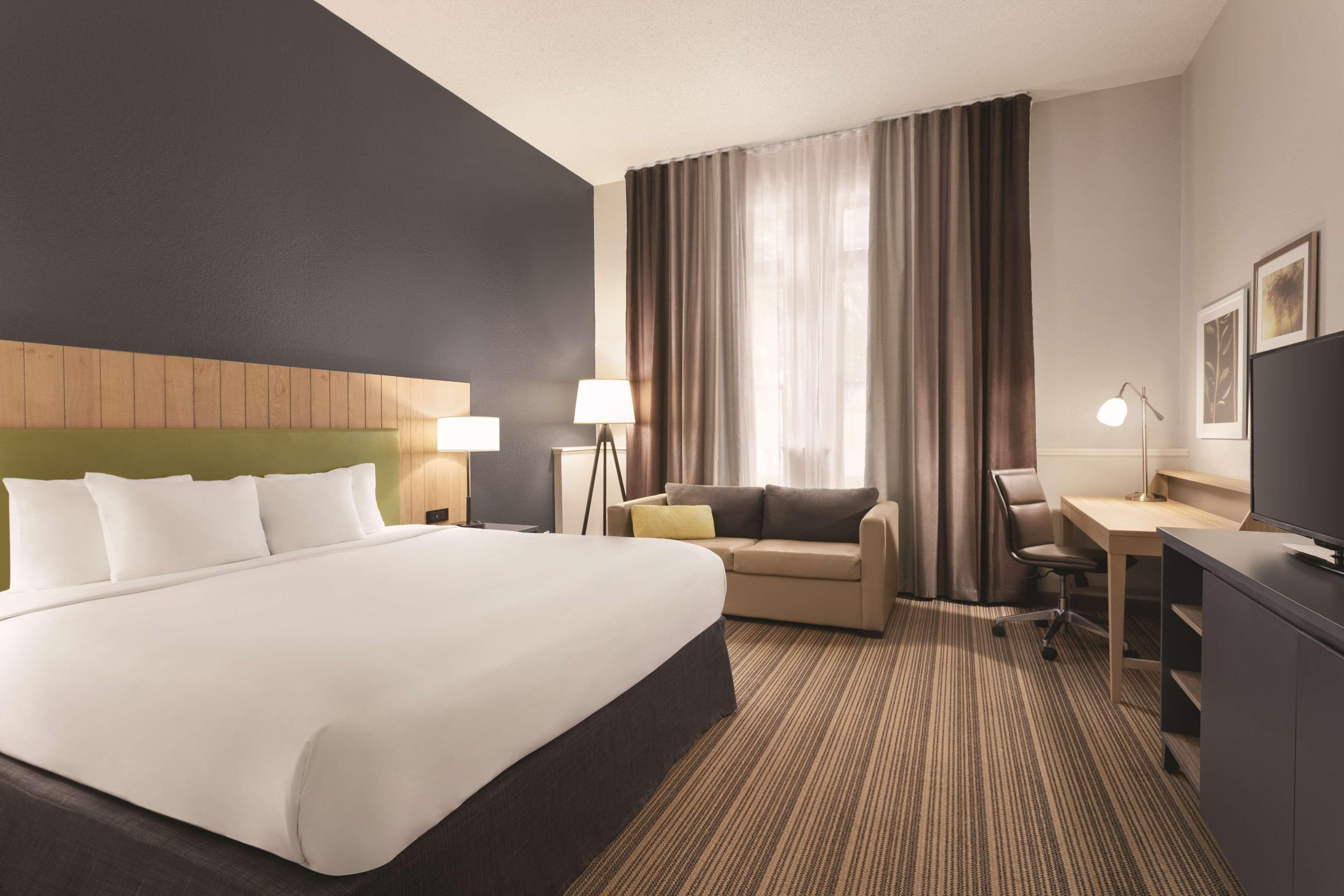 Country Inn & Suites by Radisson, St. Charles Historic District - Image 3