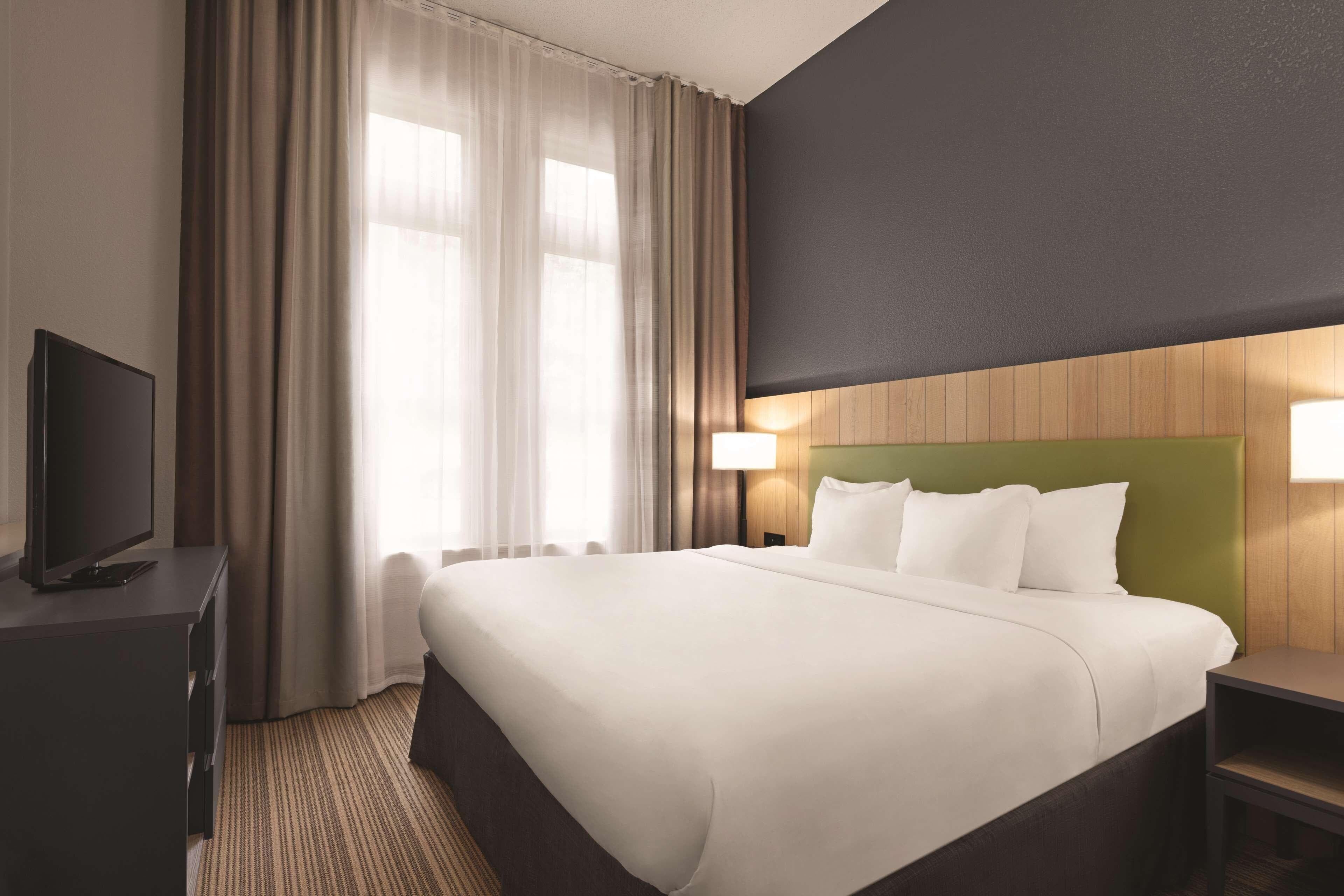 Country Inn & Suites by Radisson, St. Charles Historic District — 10