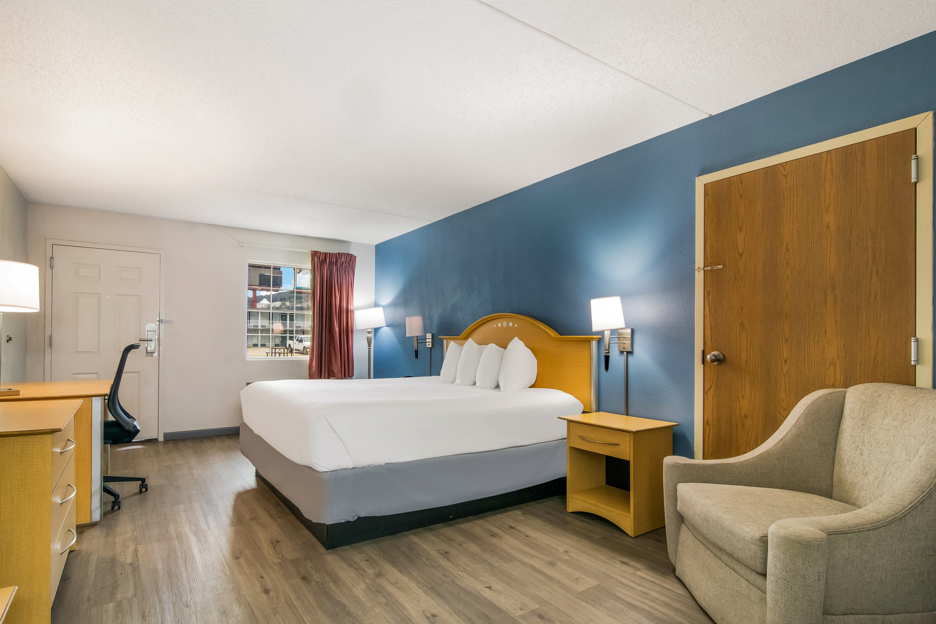 Econo Lodge Branson Theater District - Image 3