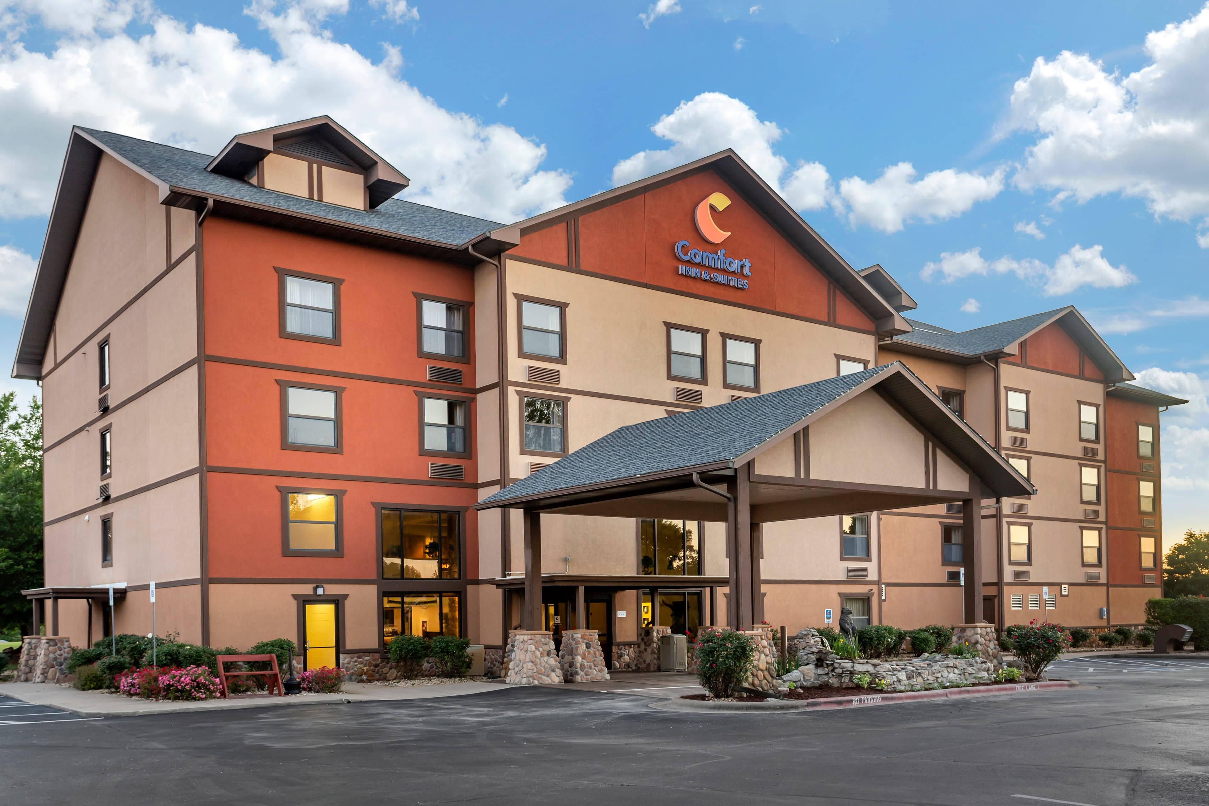 Comfort Inn & Suites Branson Meadows - Image 1