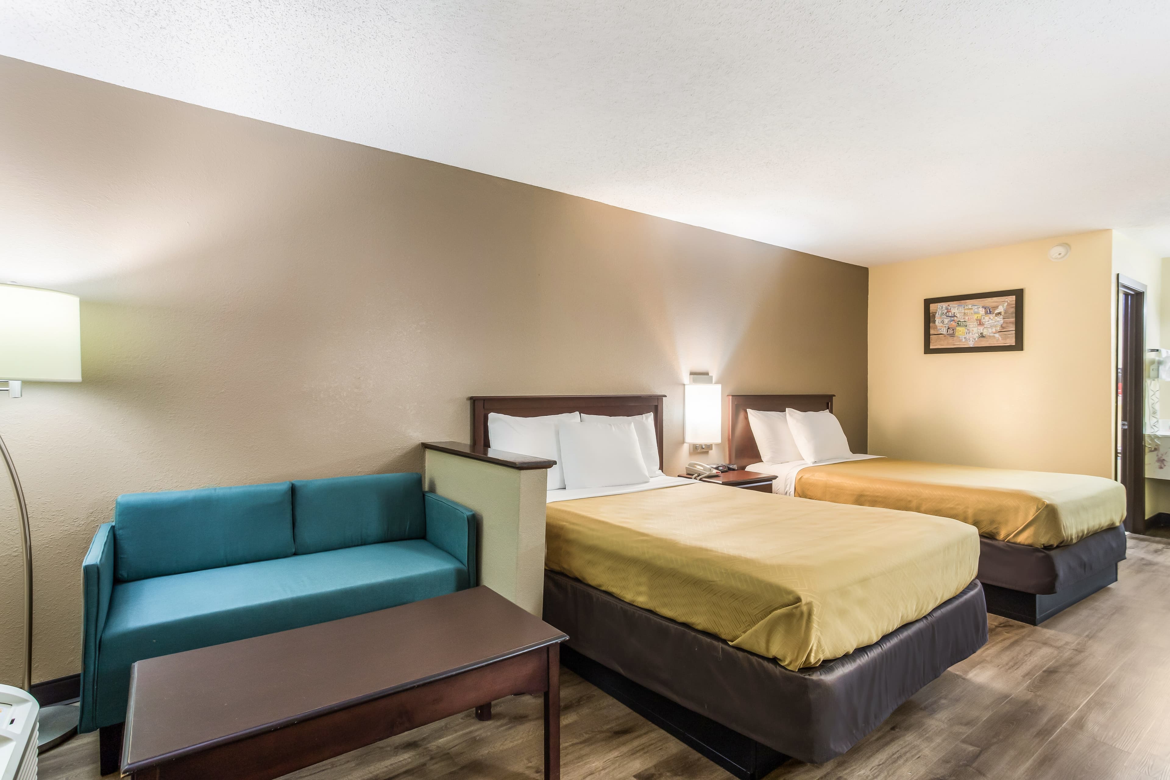 Econo Lodge Clinton - Jackson West - Image 3