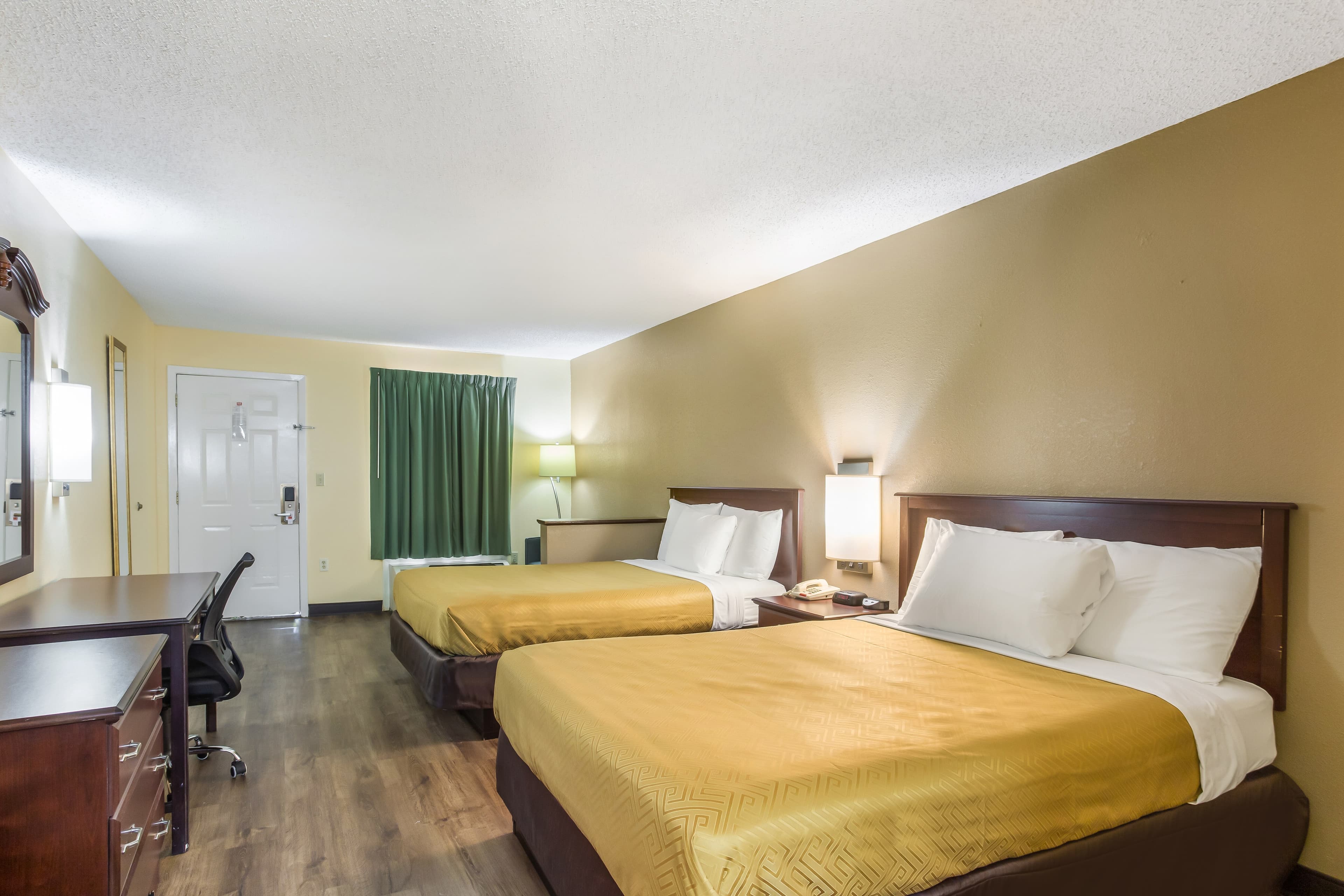 Econo Lodge Clinton - Jackson West - Image 4