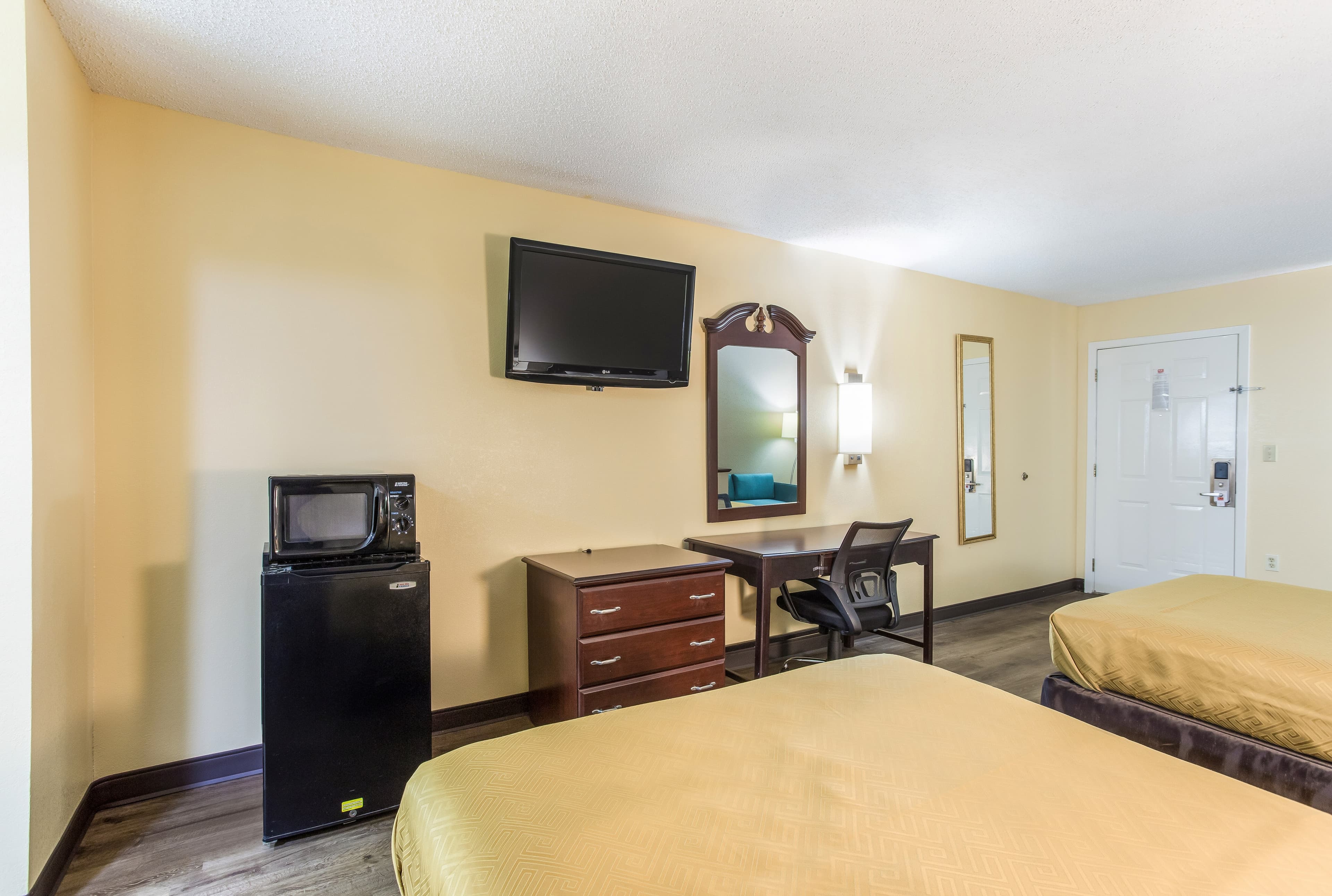 Econo Lodge Clinton - Jackson West - Image 5