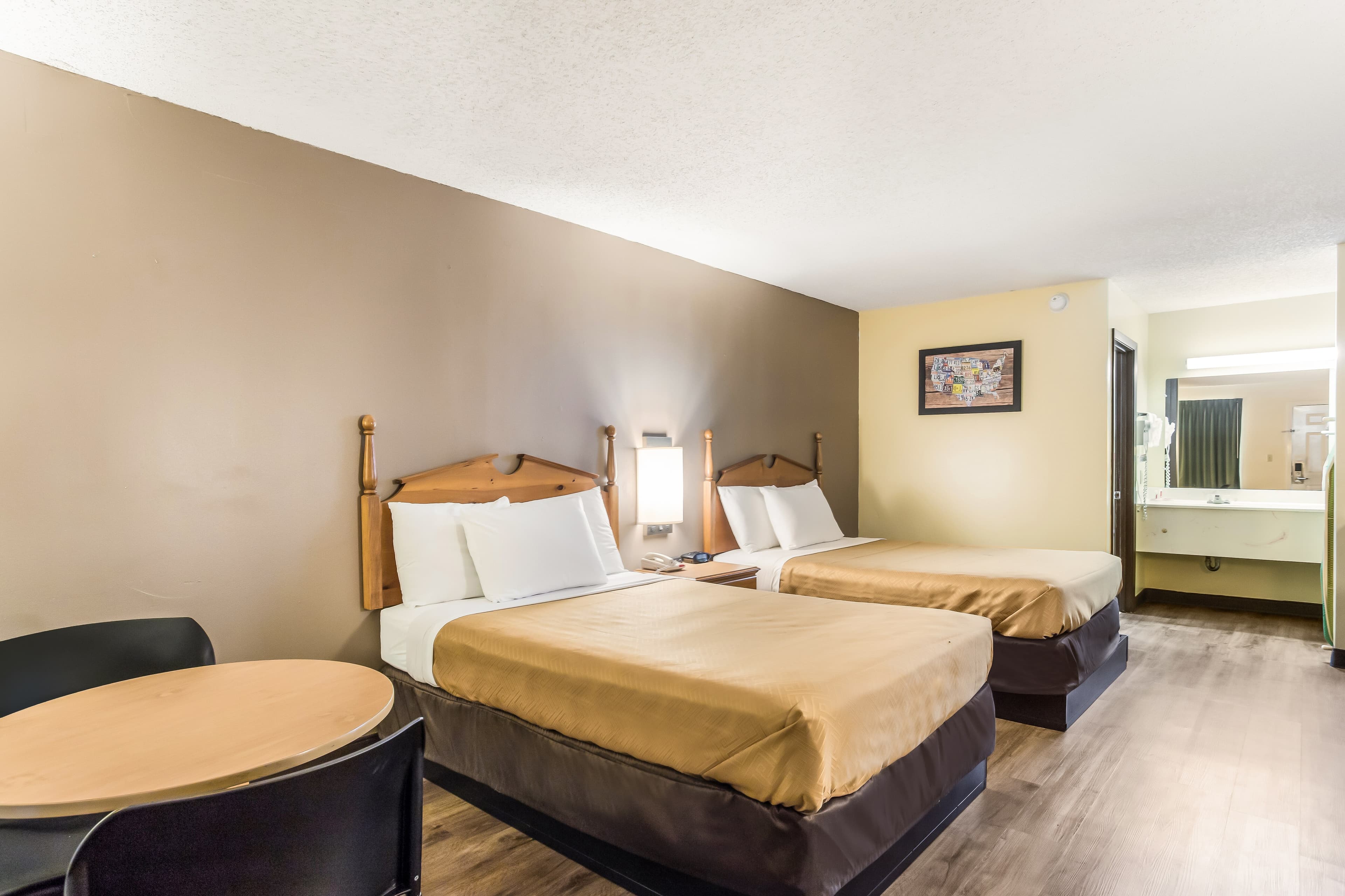 Econo Lodge Clinton - Jackson West — 12