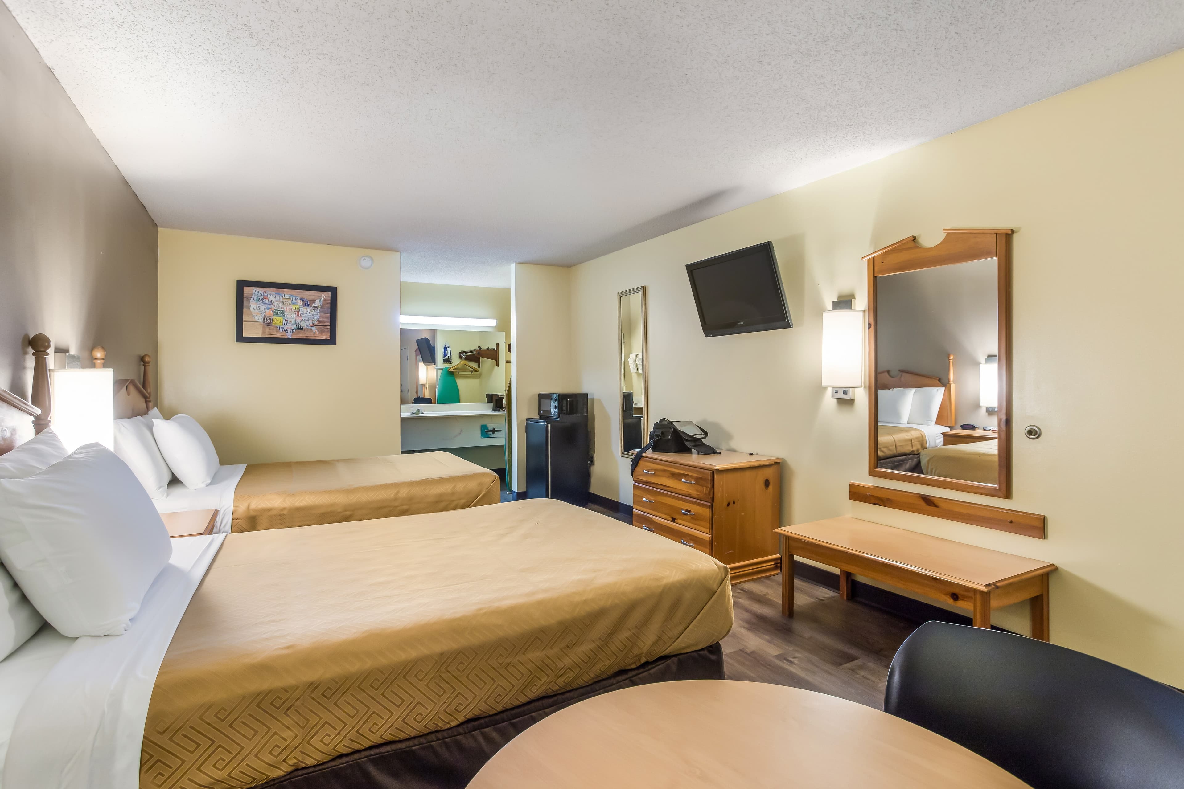 Econo Lodge Clinton - Jackson West — 13
