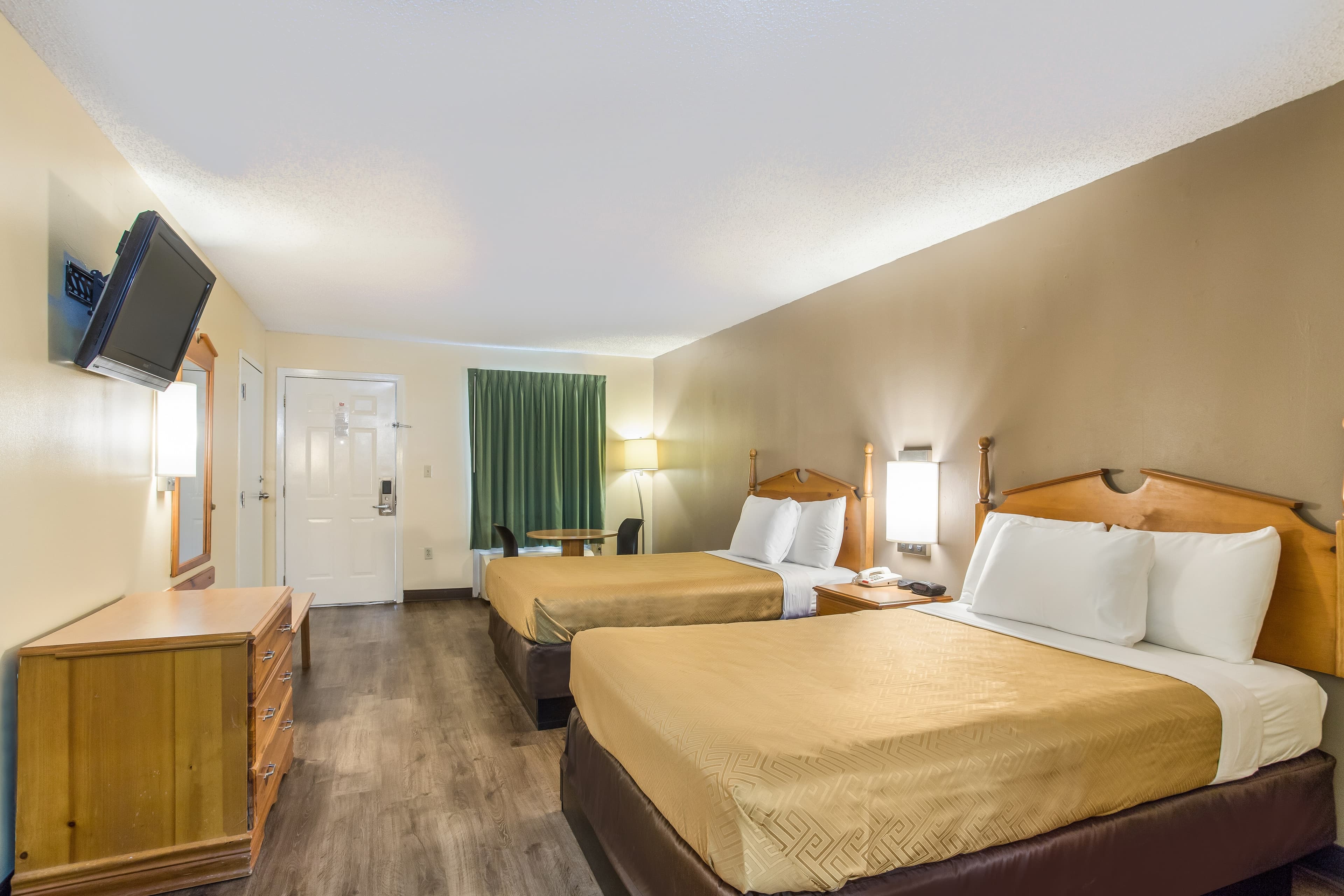 Econo Lodge Clinton - Jackson West — 14