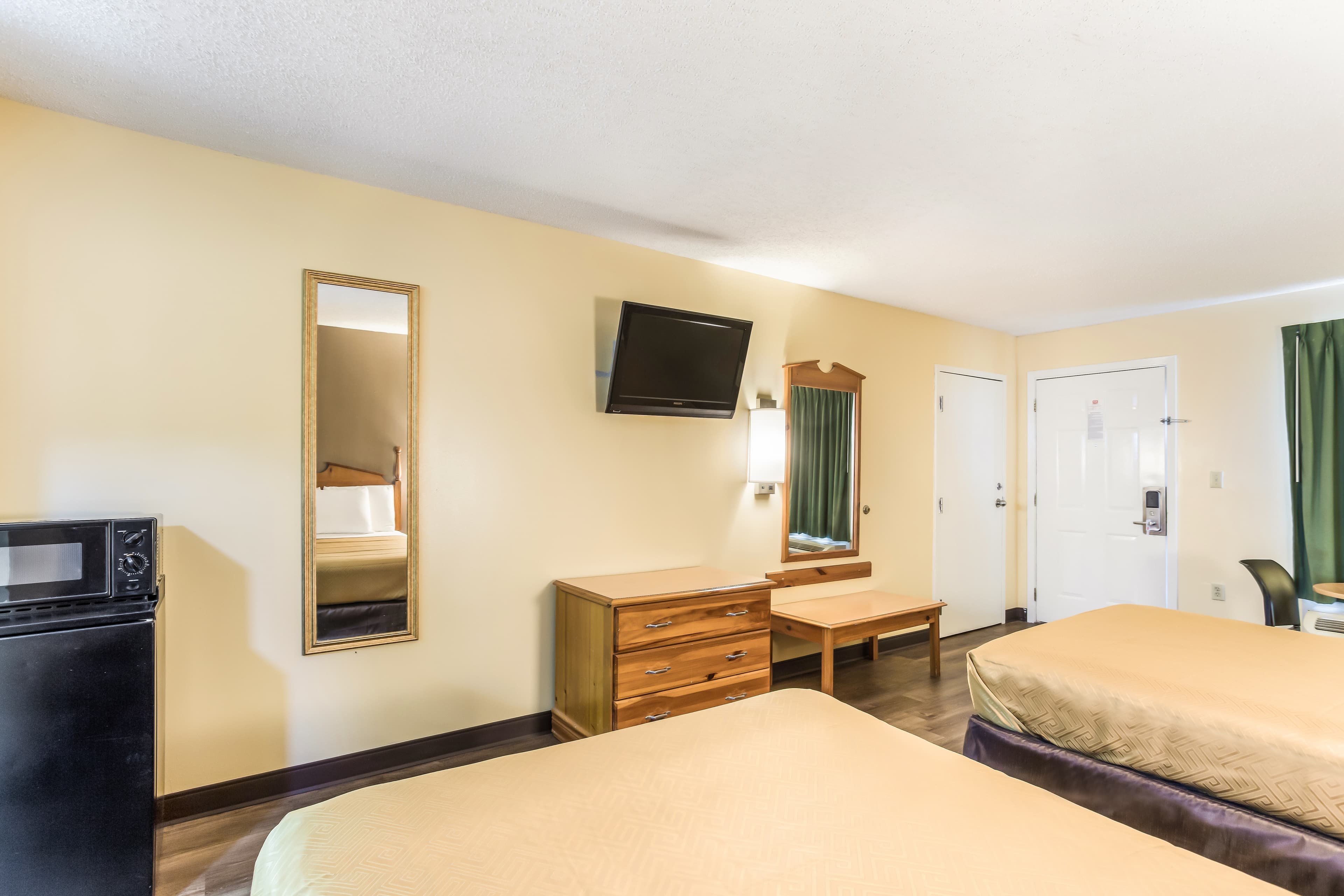 Econo Lodge Clinton - Jackson West — 15