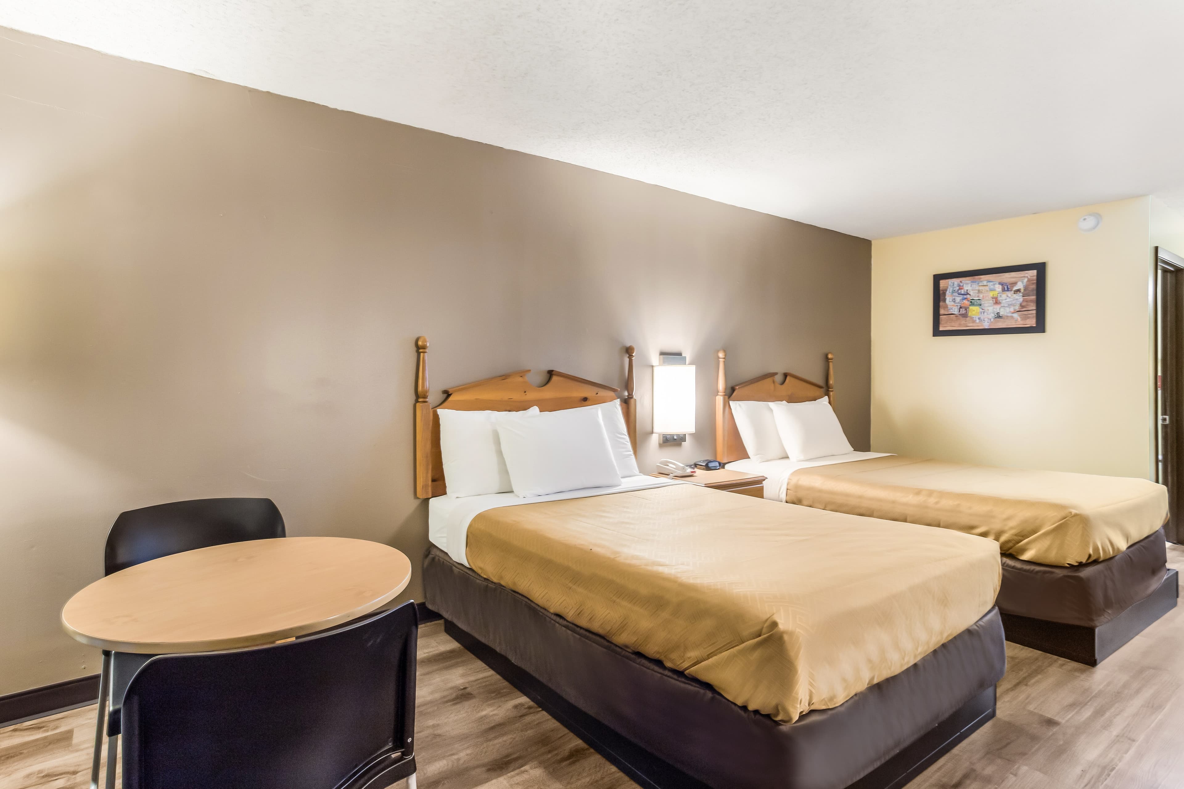 Econo Lodge Clinton - Jackson West — 16