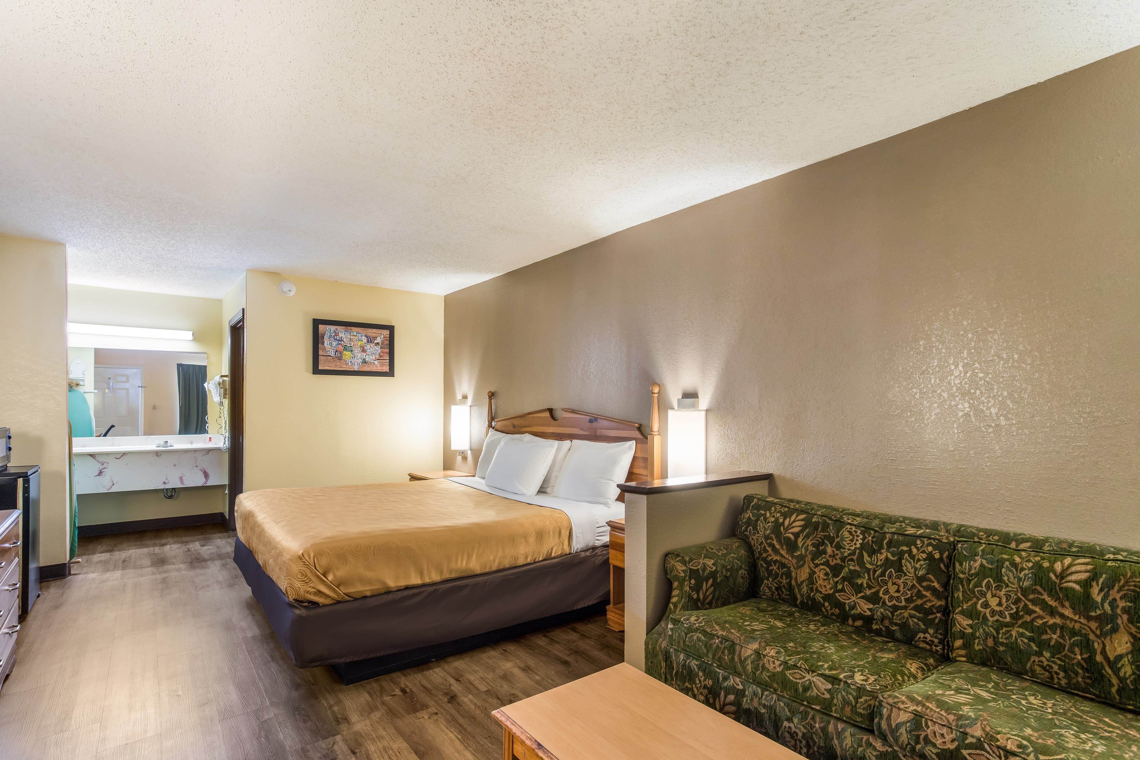 Econo Lodge Clinton - Jackson West - Image 1