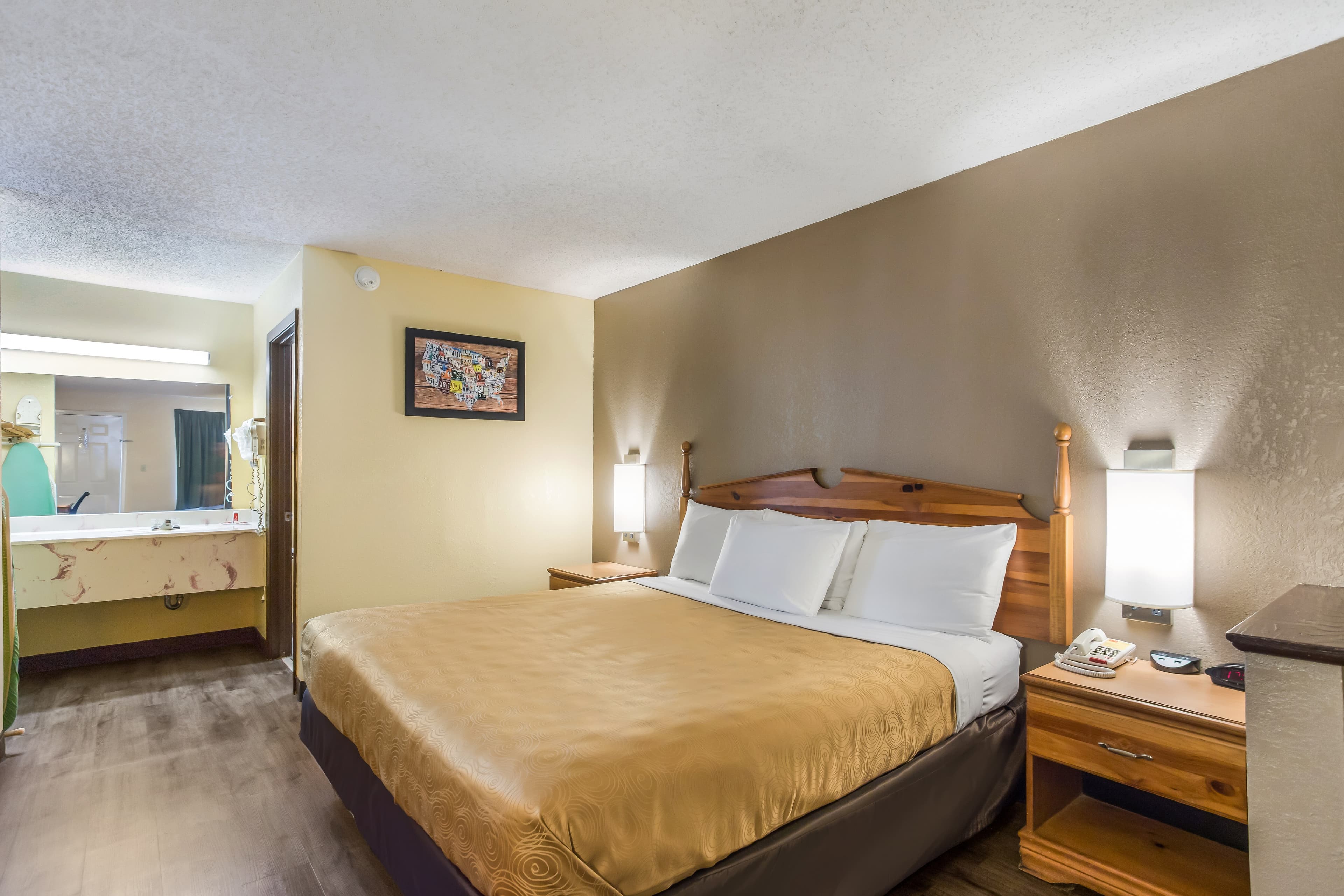Econo Lodge Clinton - Jackson West — 9