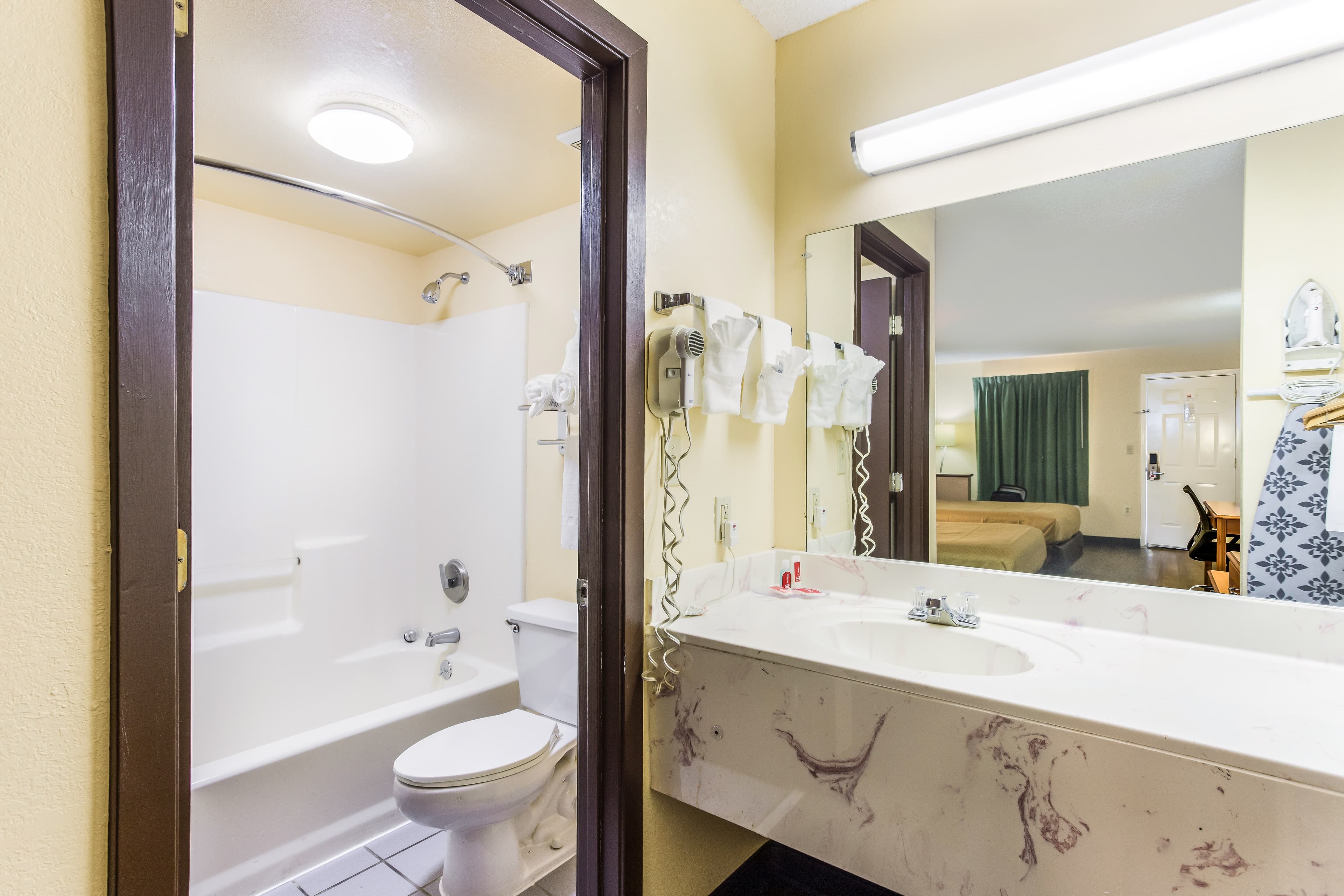 Econo Lodge Clinton - Jackson West - Image 2