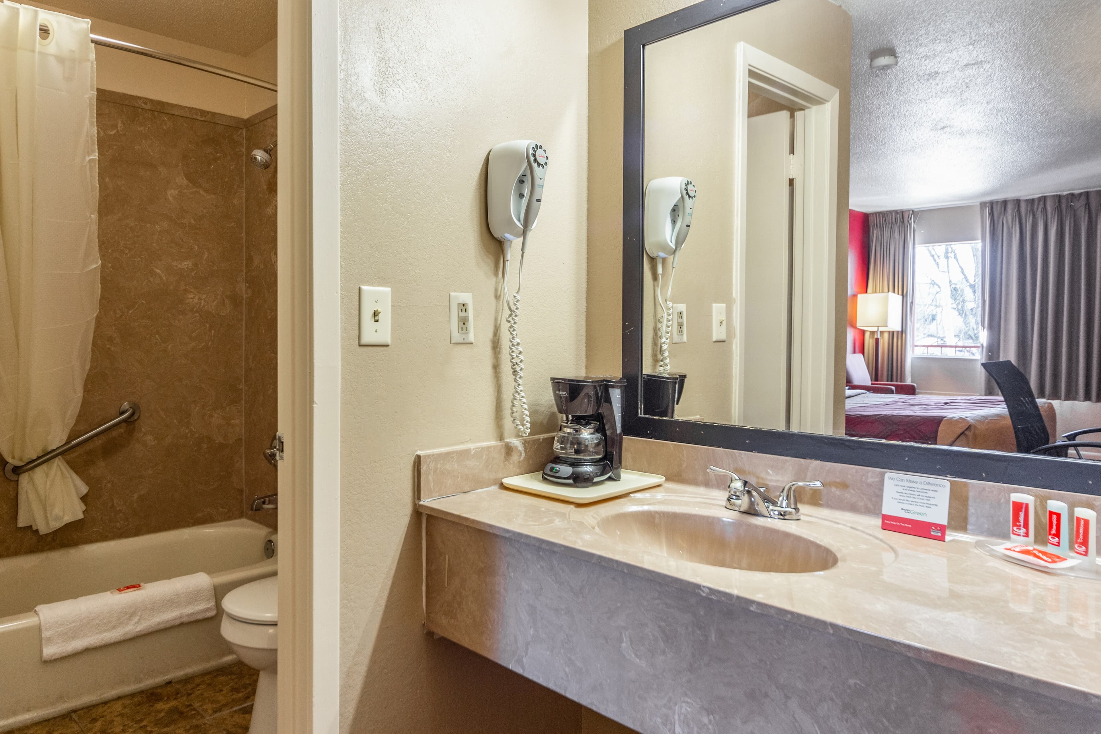 Econo Lodge Meridian South — 6