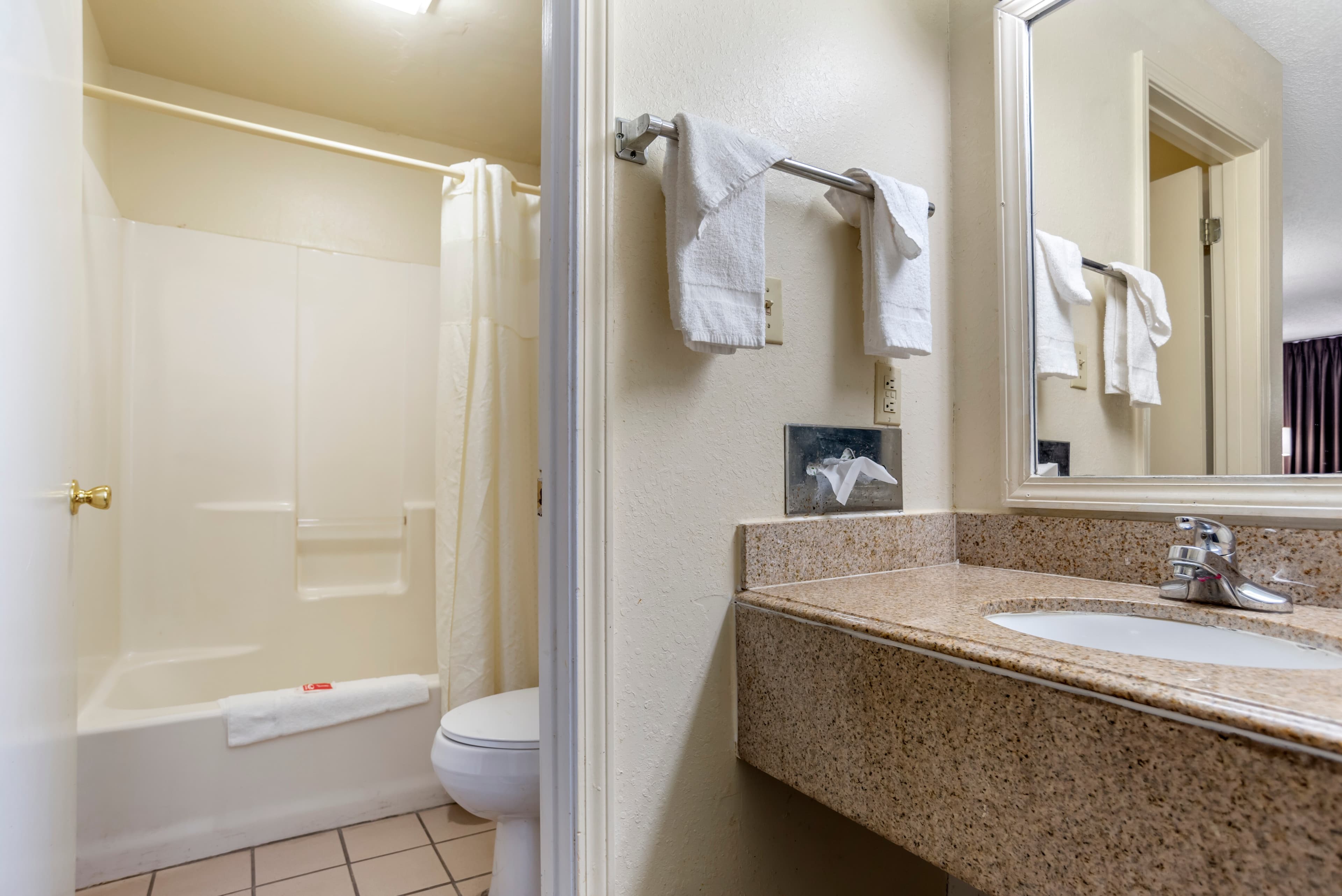 Econo Lodge Pearl - Jackson — 13