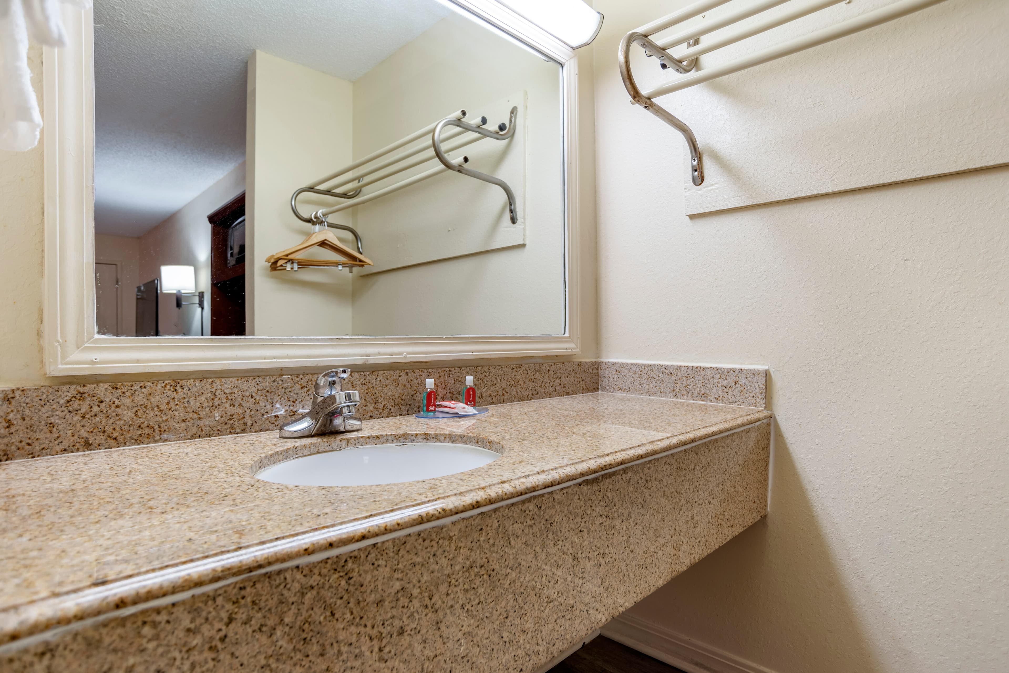 Econo Lodge Pearl - Jackson — 14