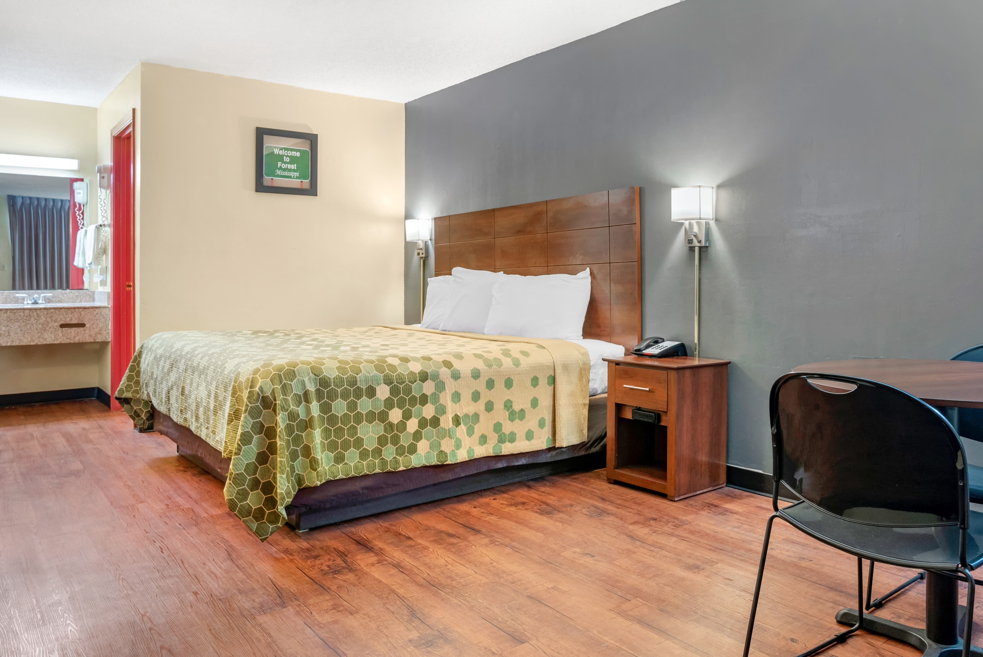 Econo Lodge Inn & Suites Forest — 6