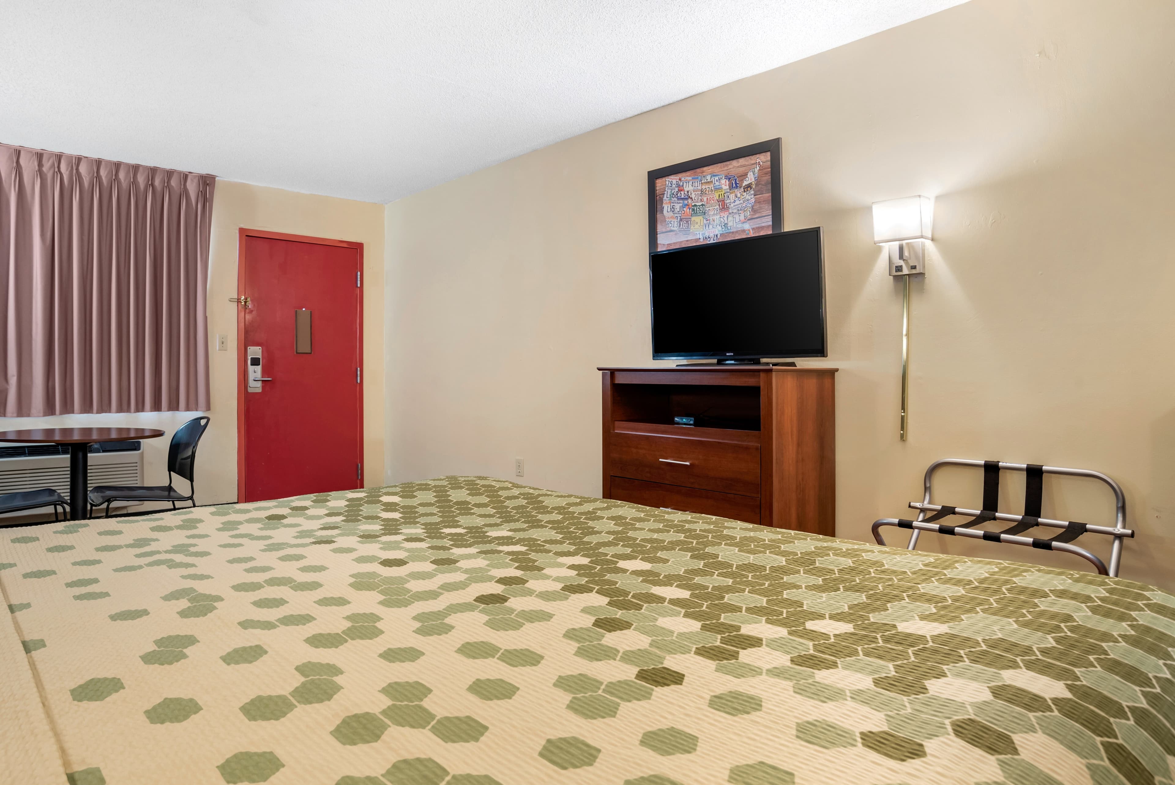 Econo Lodge Inn & Suites Forest — 8