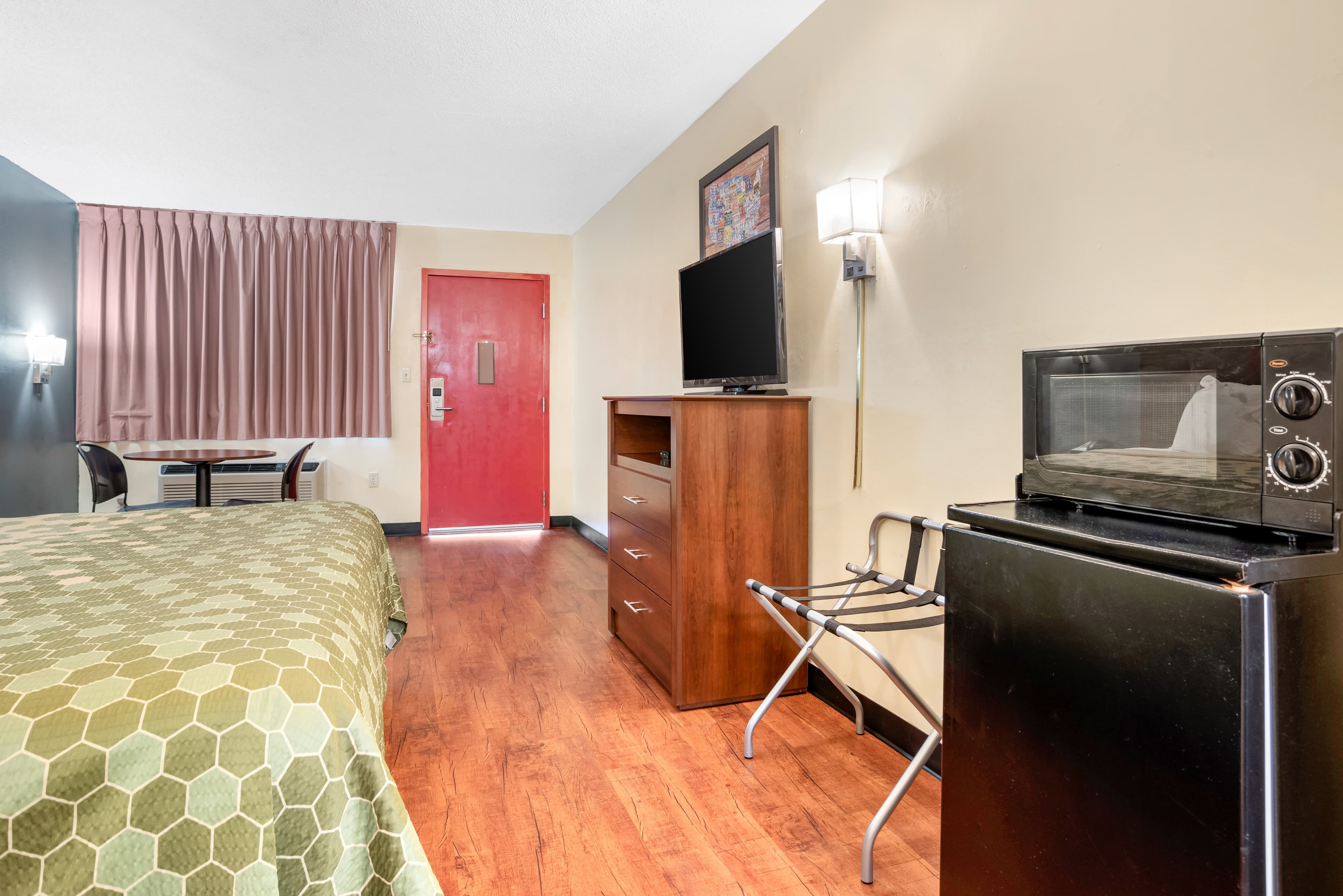 Econo Lodge Inn & Suites Forest — 9