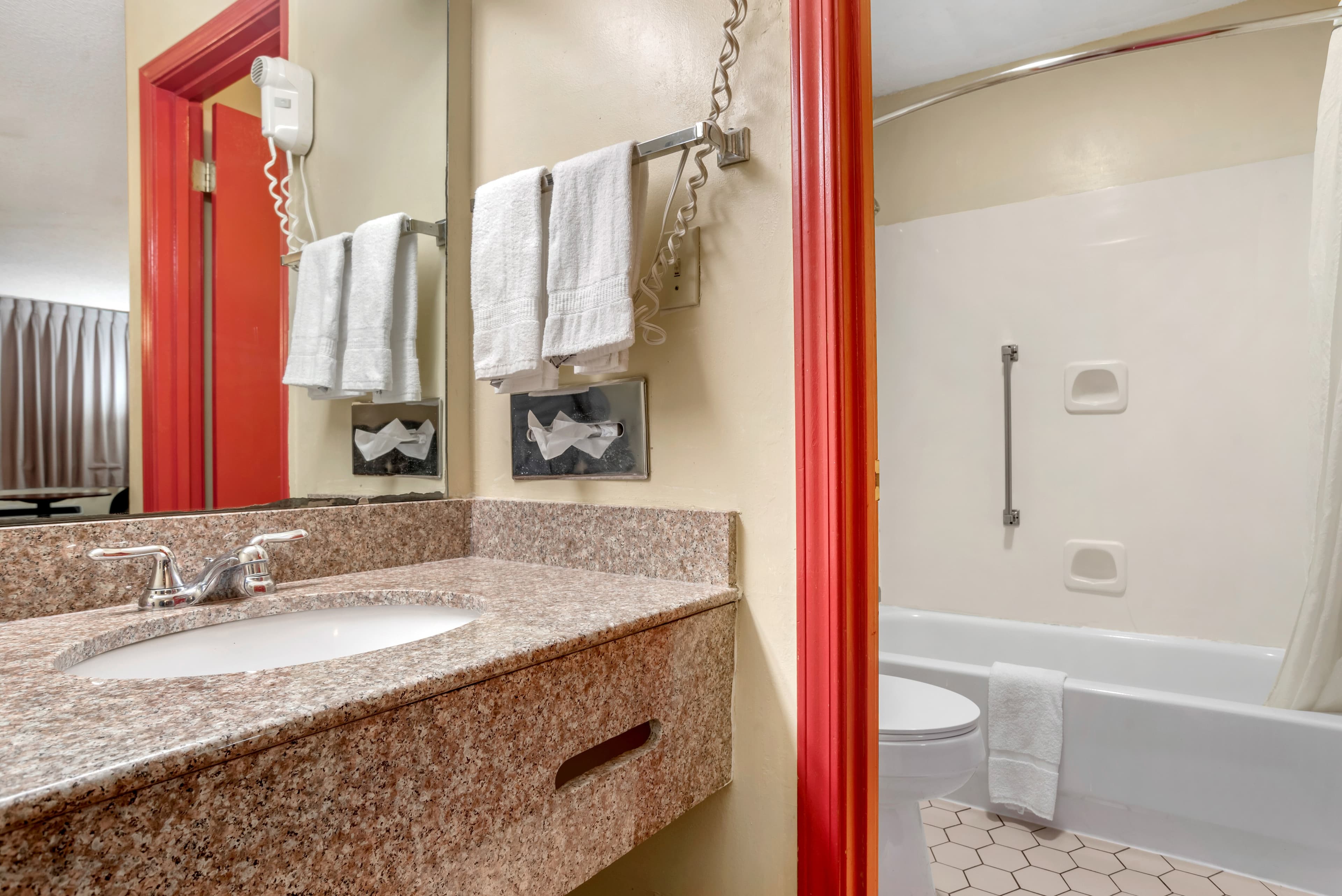 Econo Lodge Inn & Suites Forest — 10