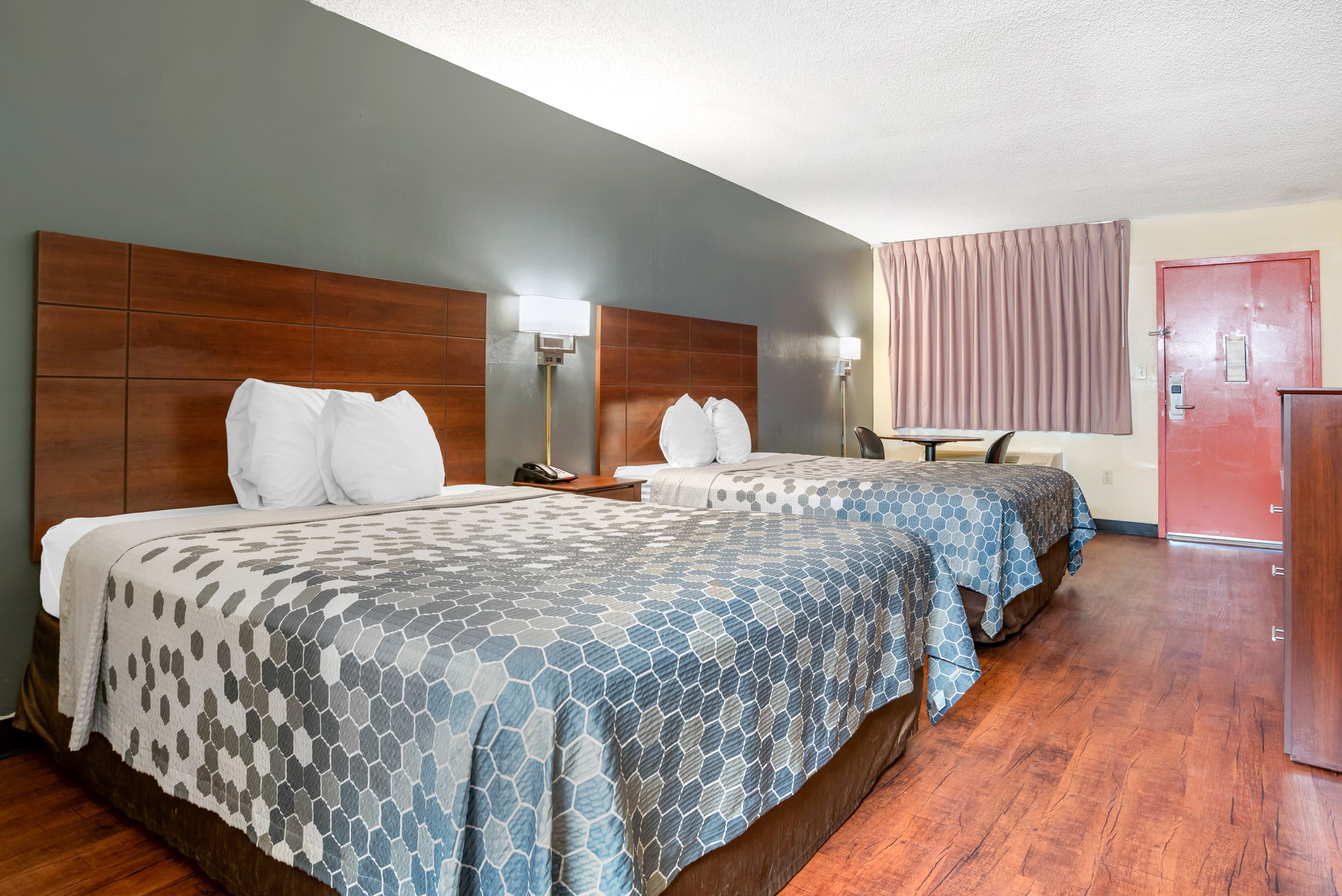 Econo Lodge Inn & Suites Forest — 2