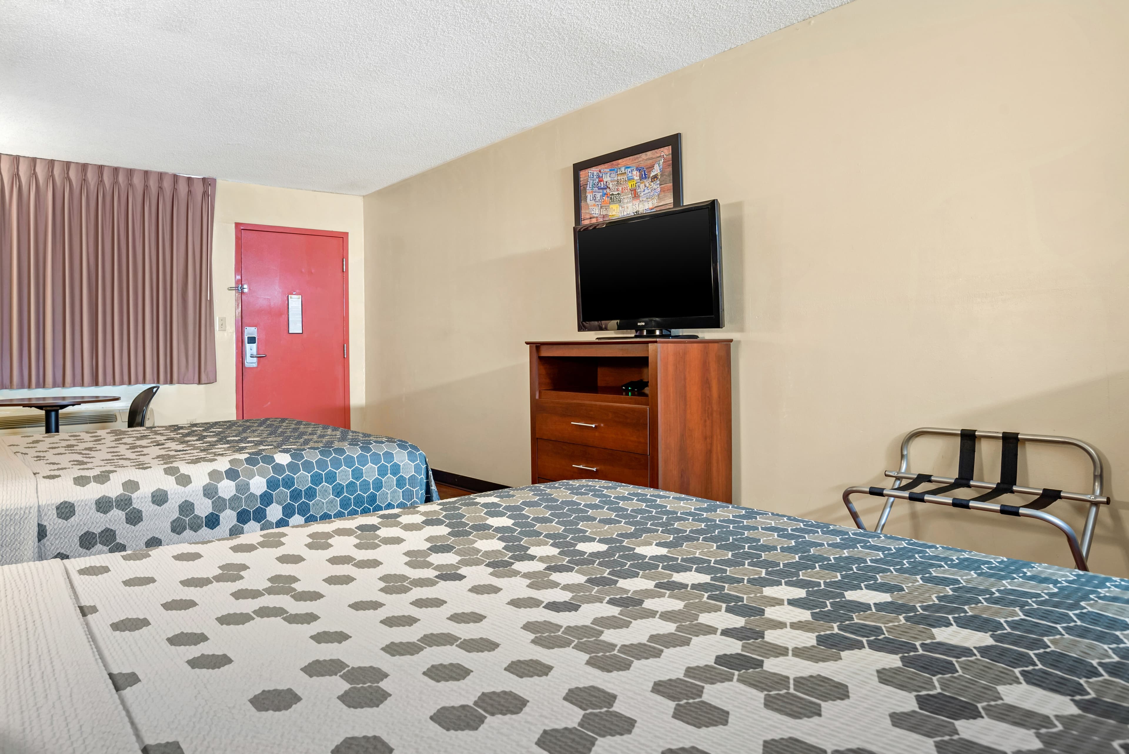 Econo Lodge Inn & Suites Forest — 3