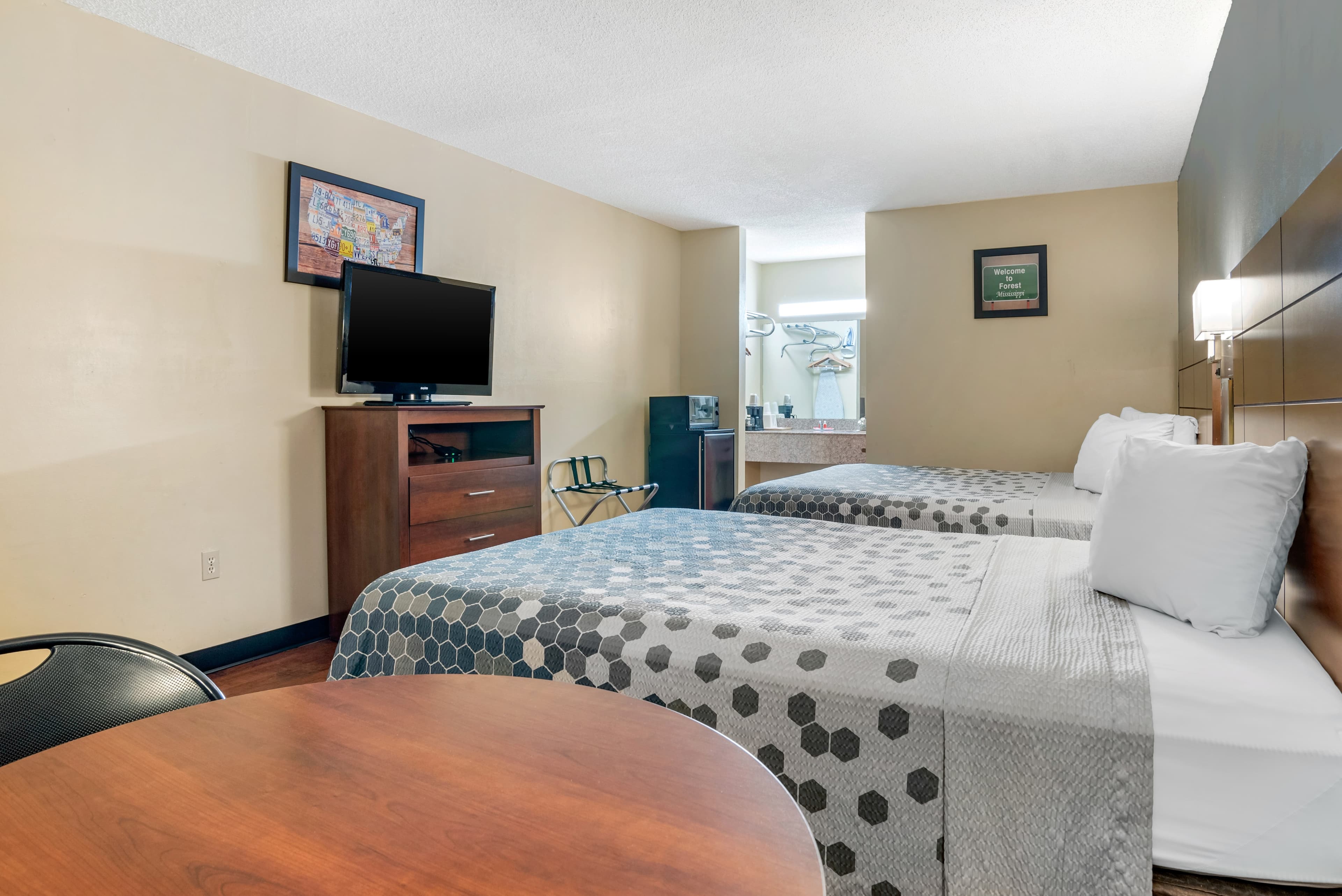 Econo Lodge Inn & Suites Forest — 4