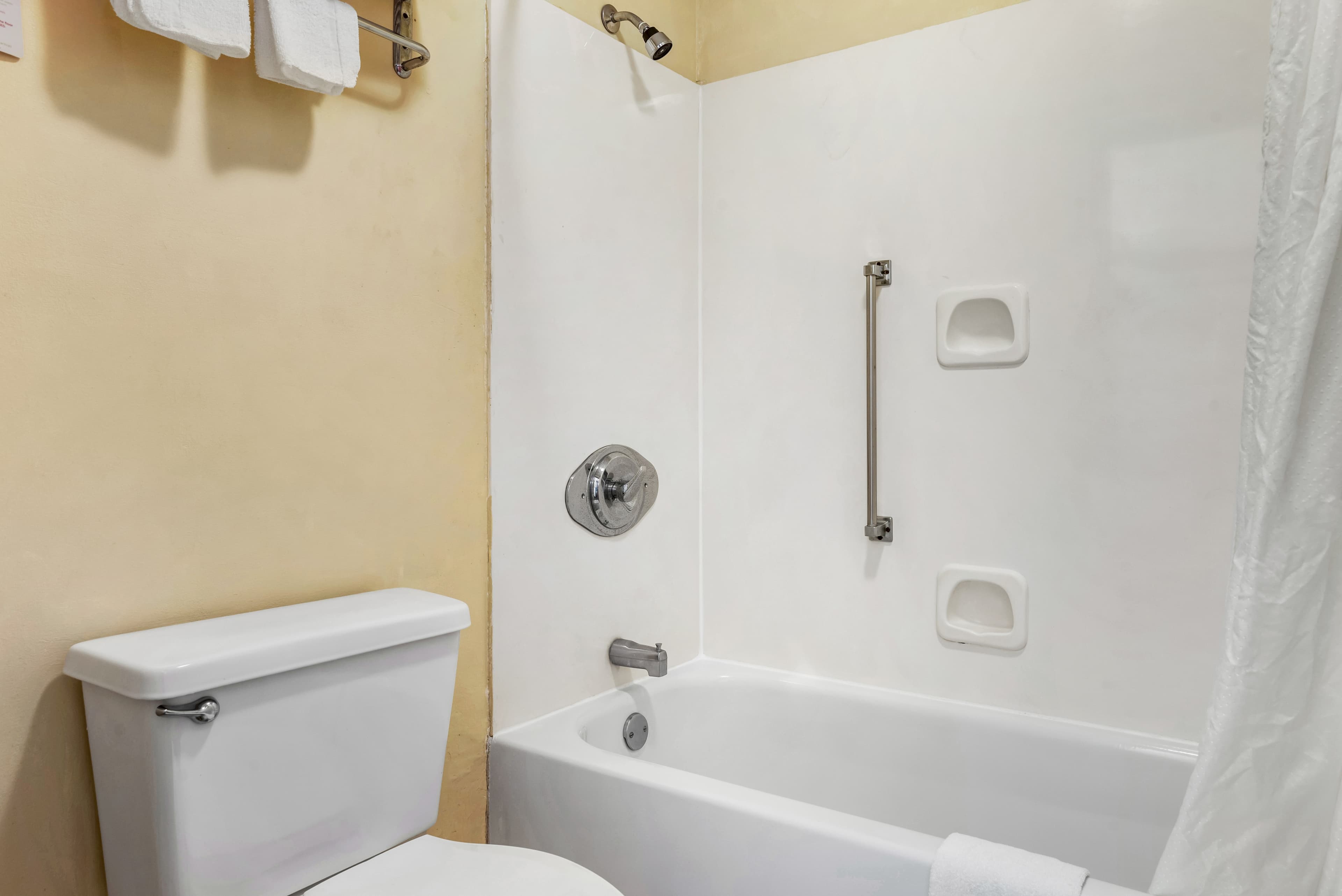 Econo Lodge Inn & Suites Forest — 20