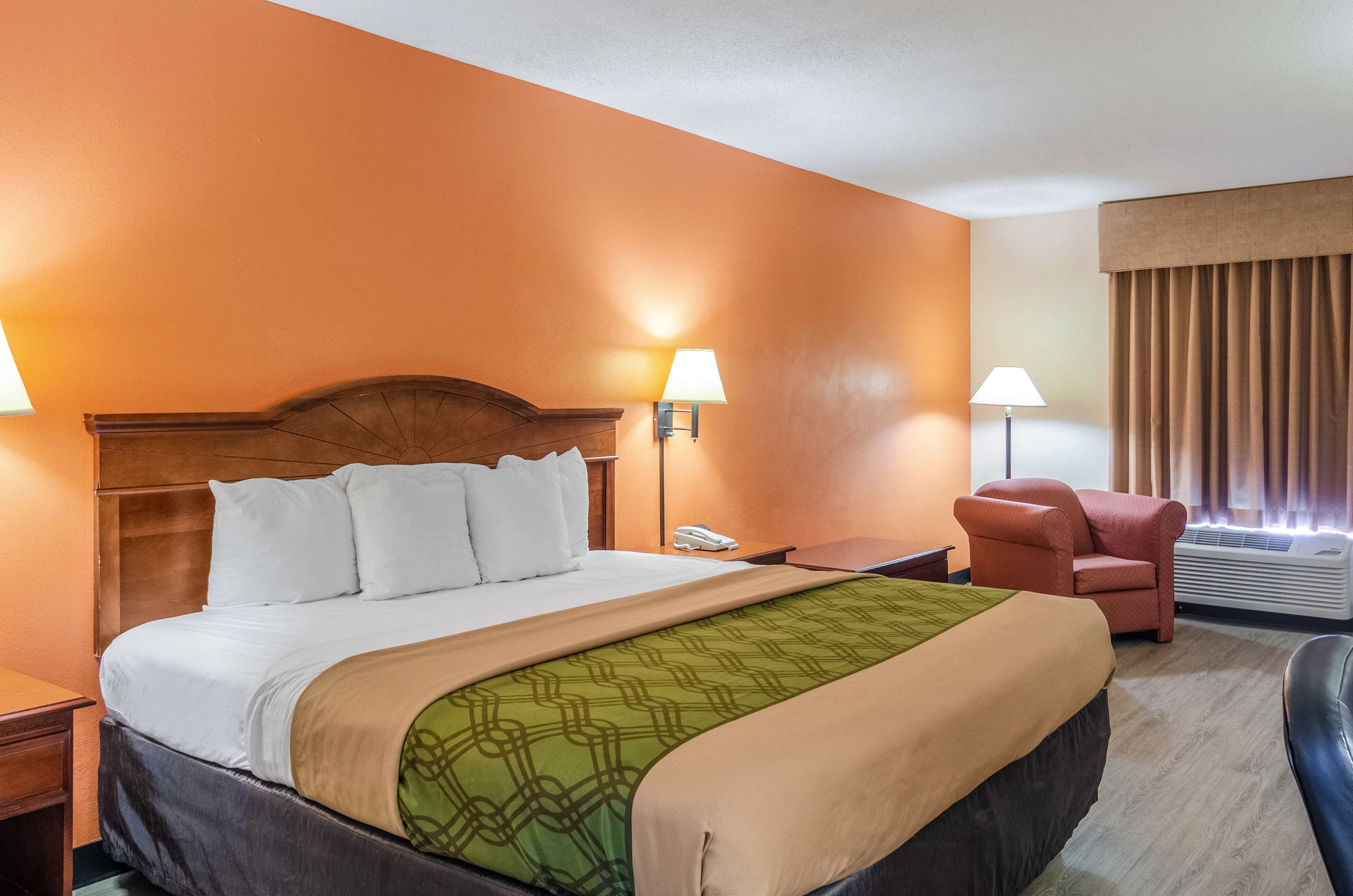 Econo Lodge Inn & Suites Gulfport Airport - Image 2