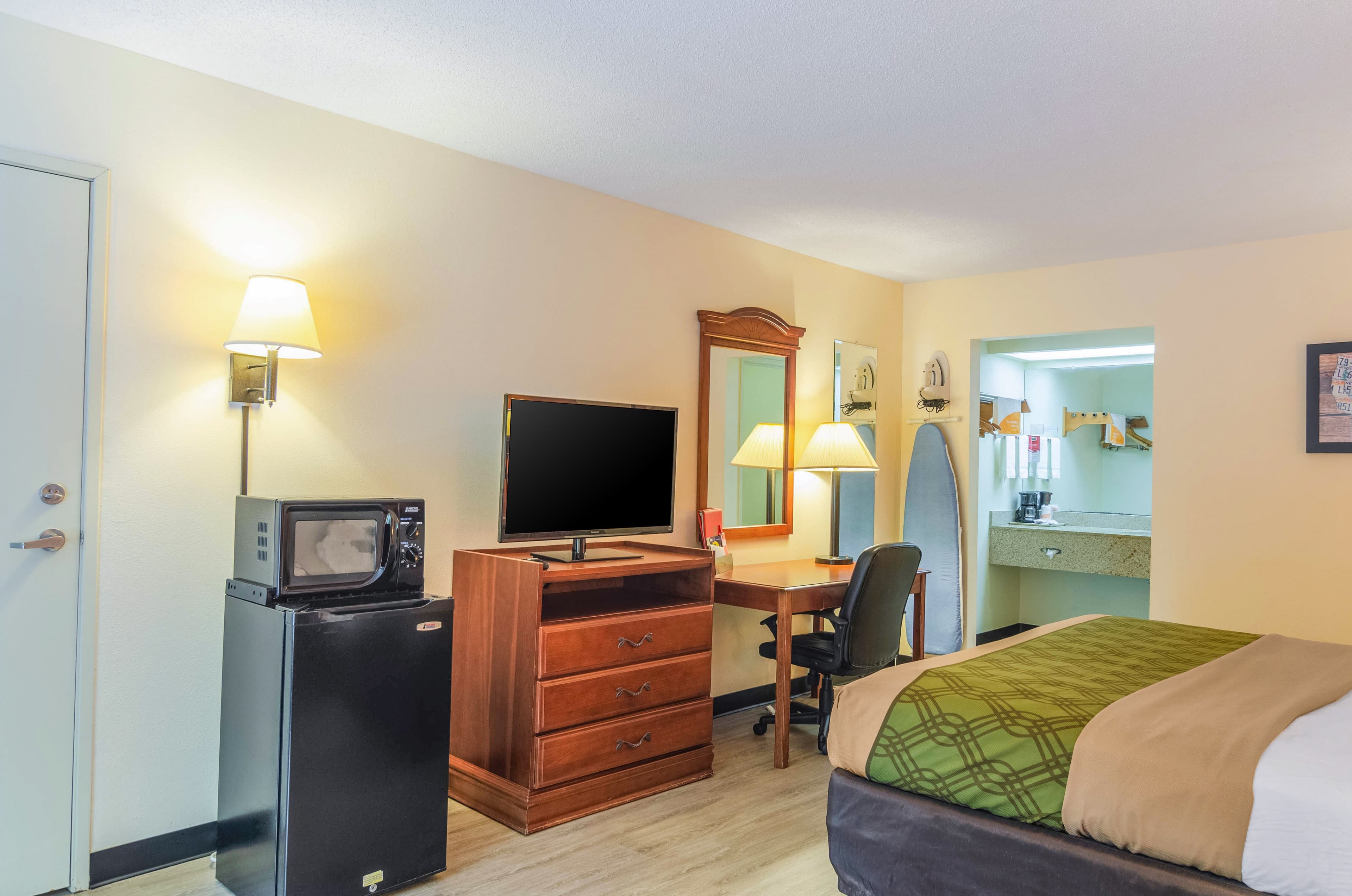 Econo Lodge Inn & Suites Gulfport Airport - Image 3