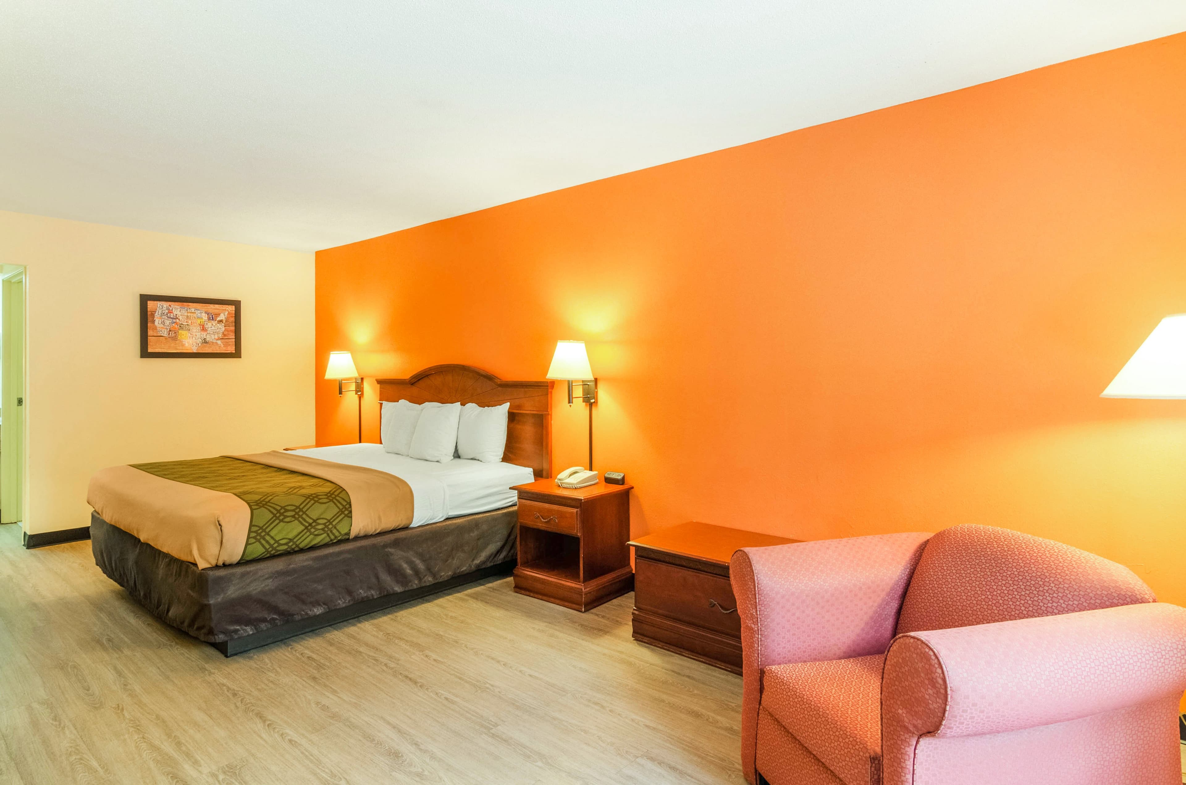 Econo Lodge Inn & Suites Gulfport Airport - Image 4
