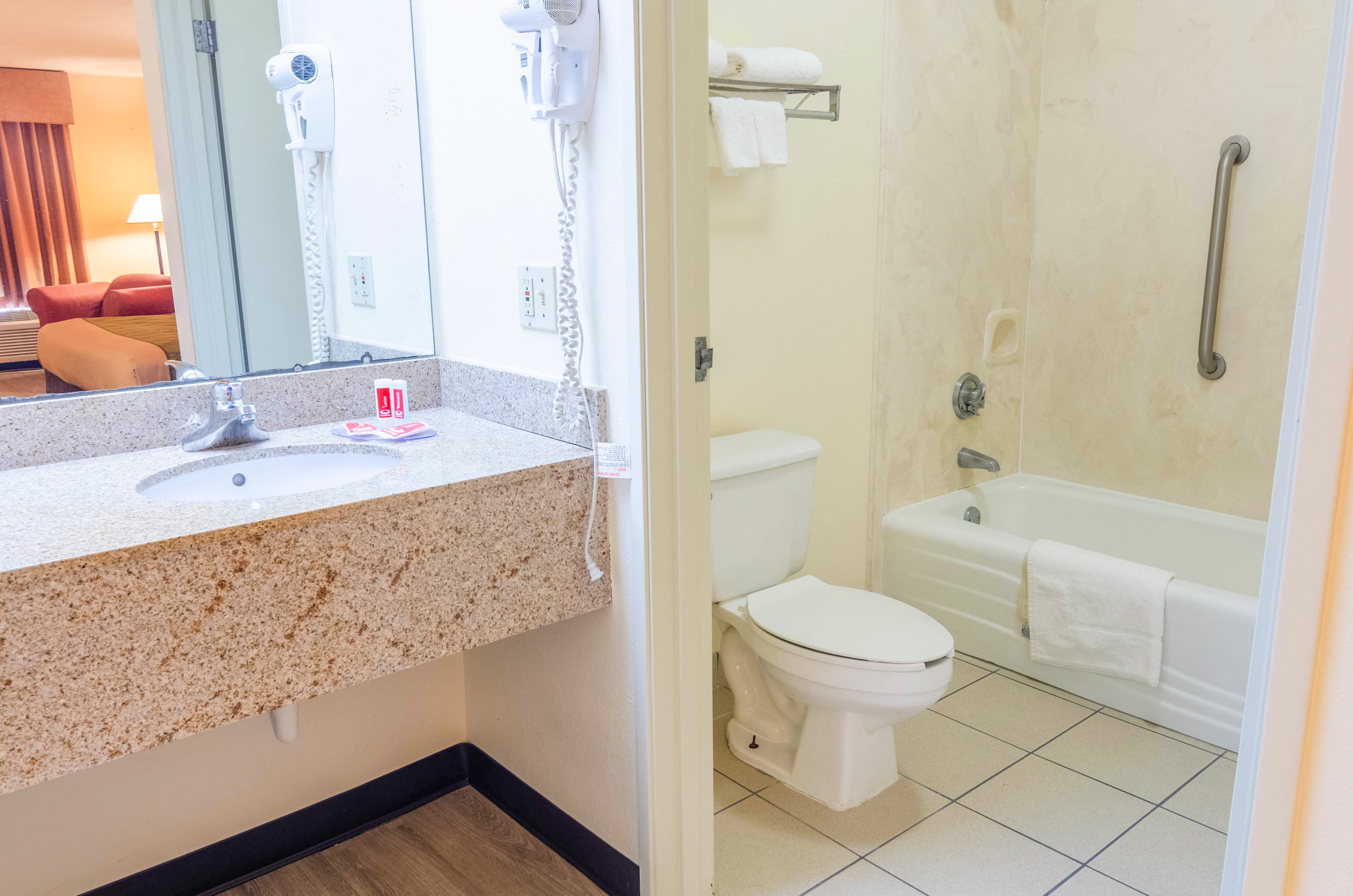 Econo Lodge Inn & Suites Gulfport Airport — 11