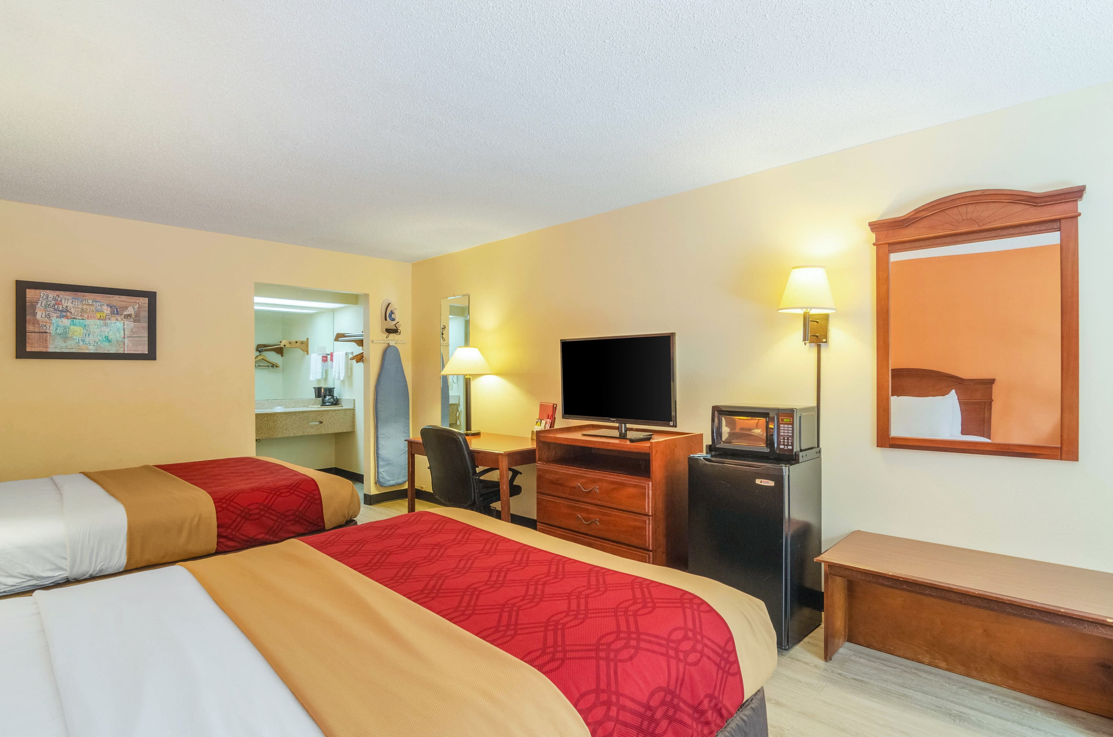 Econo Lodge Inn & Suites Gulfport Airport — 17