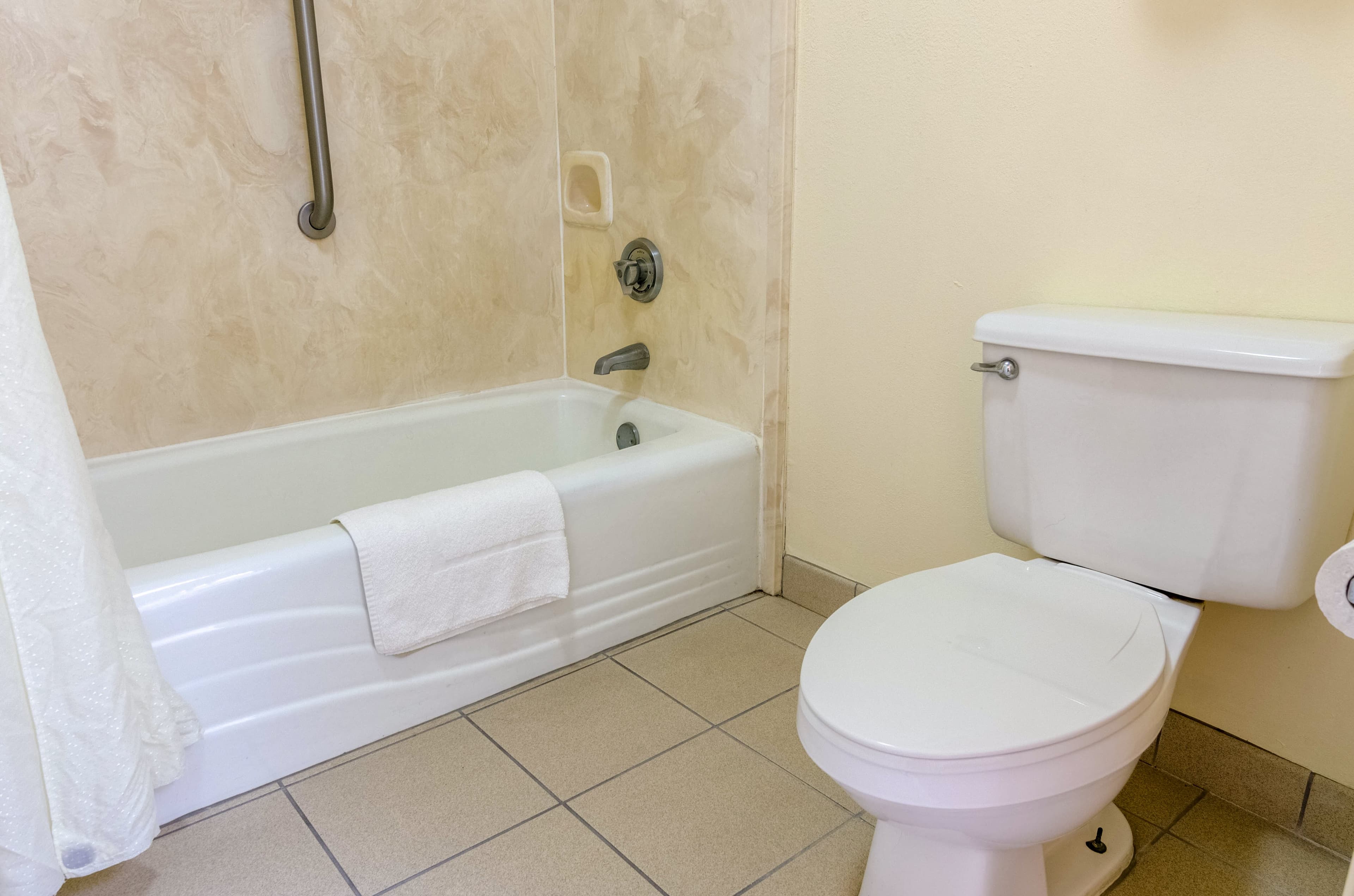 Econo Lodge Inn & Suites Gulfport Airport — 19