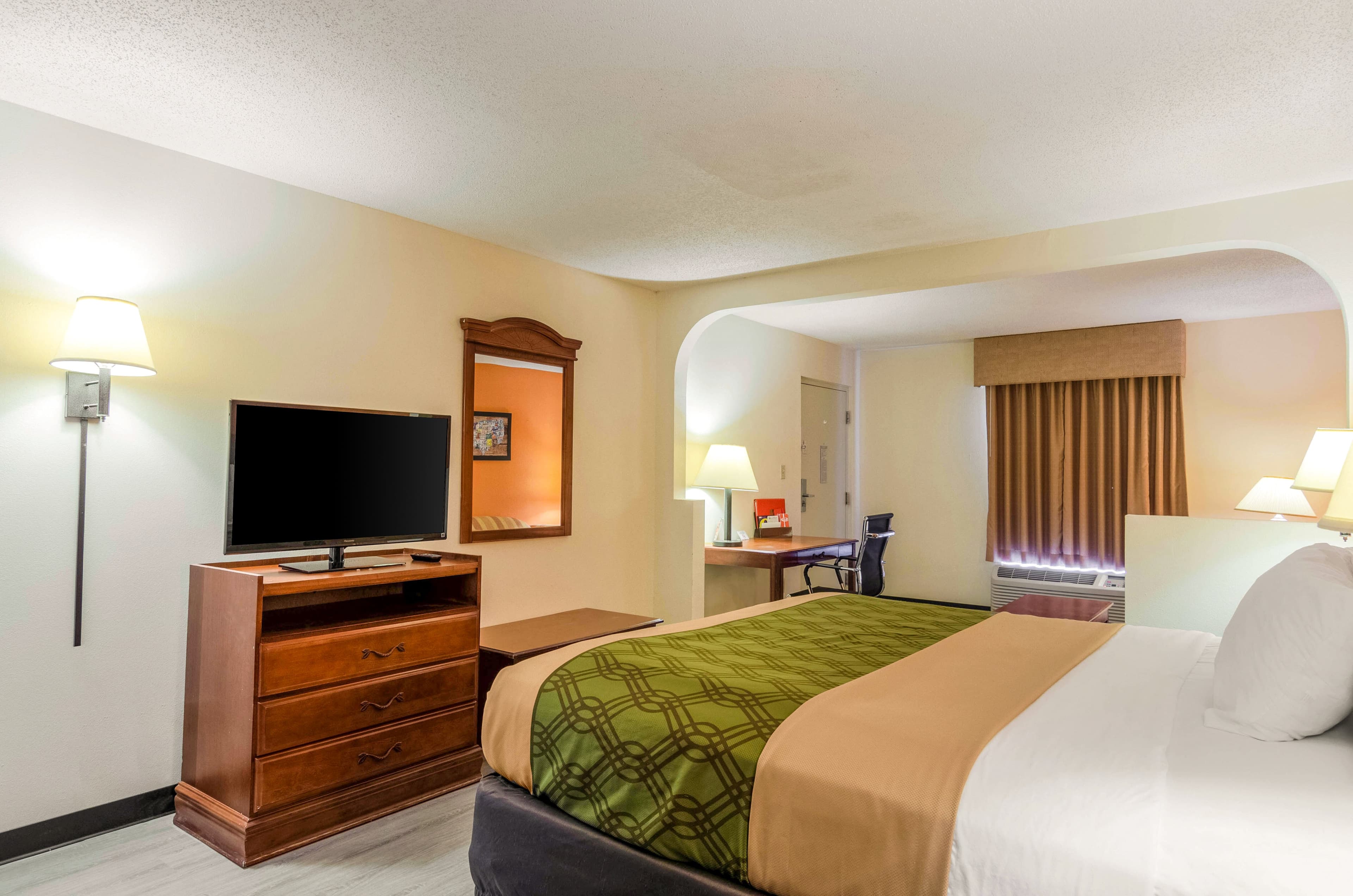 Econo Lodge Inn & Suites Gulfport Airport — 26