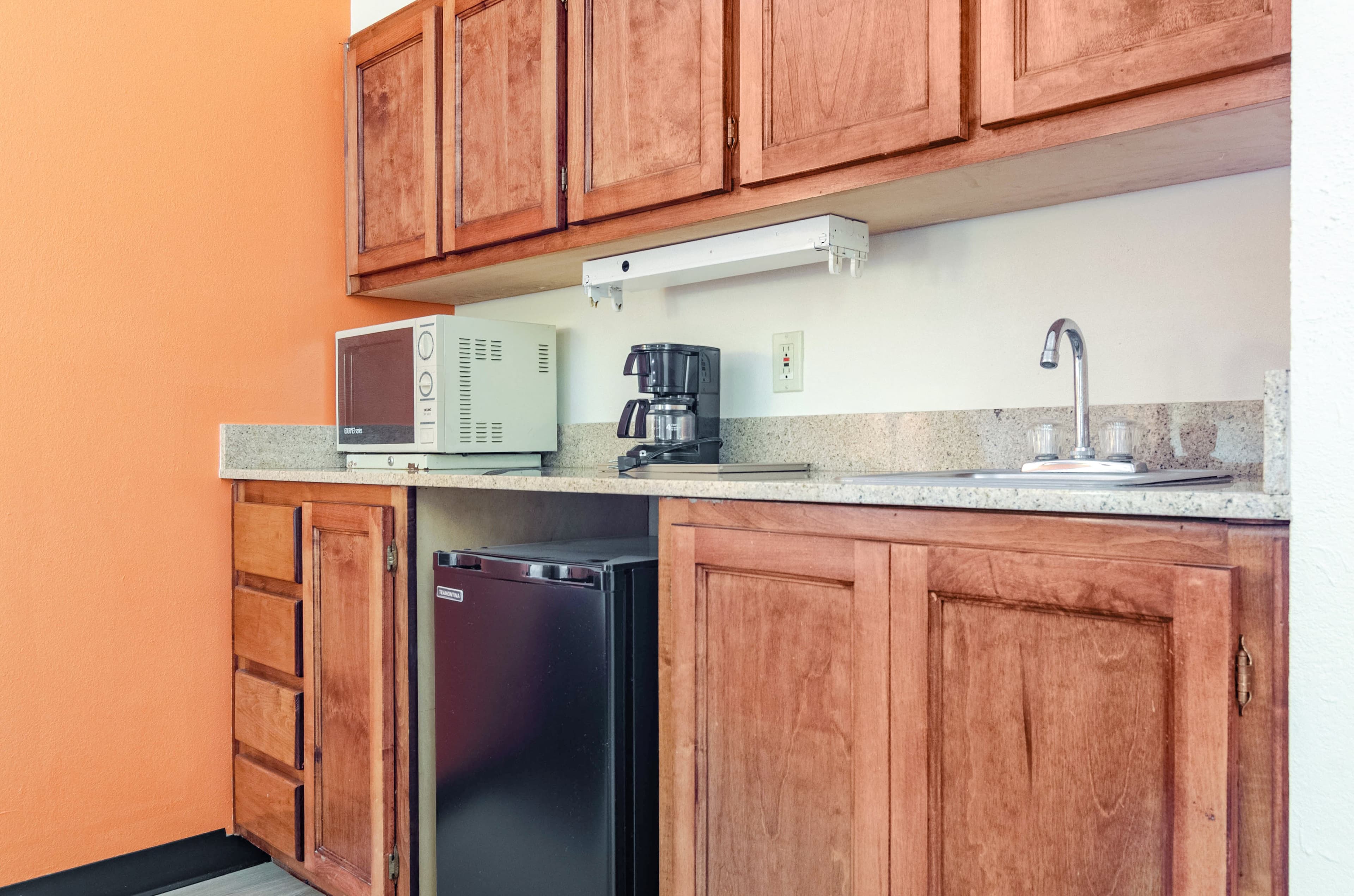 Econo Lodge Inn & Suites Gulfport Airport — 27