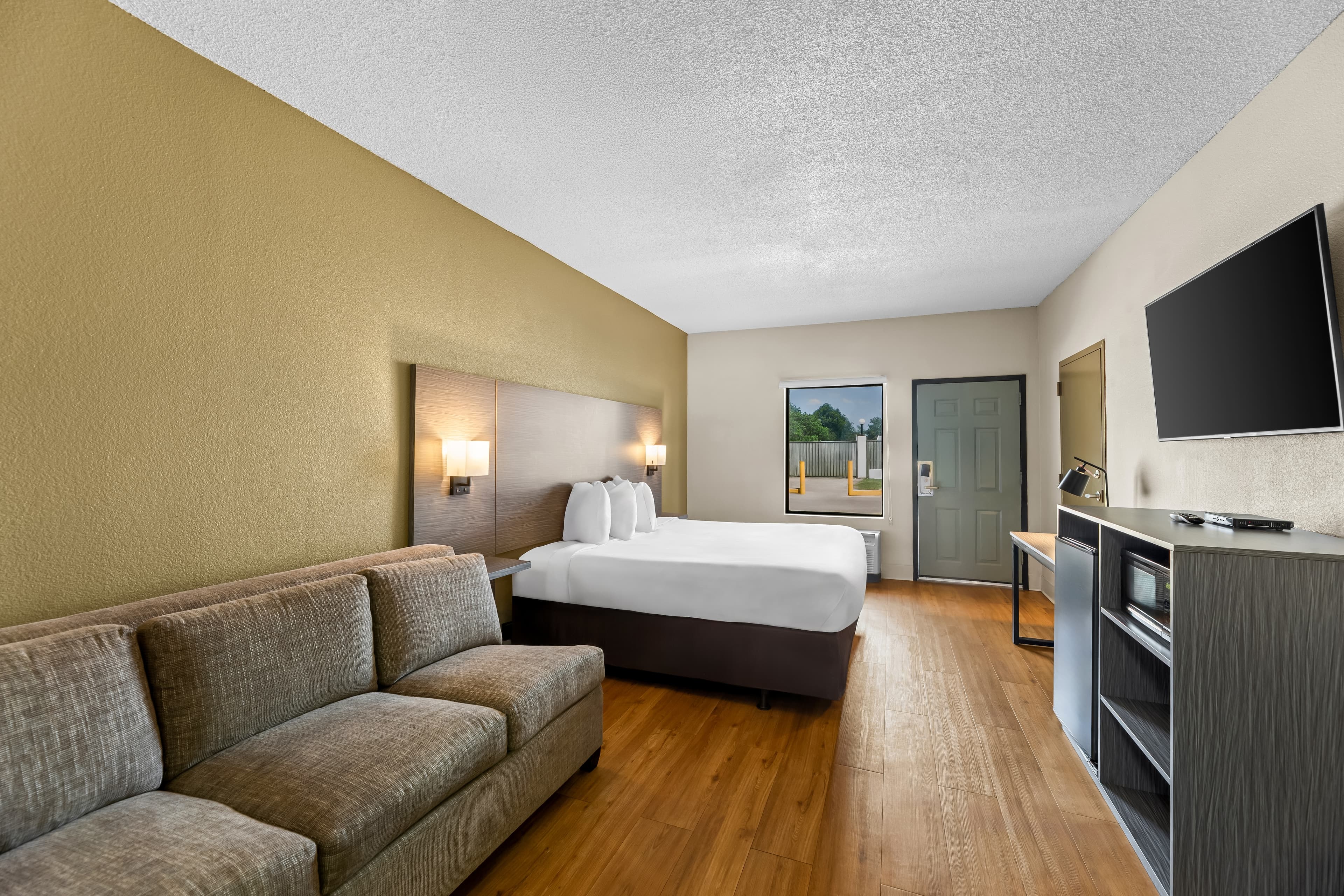 Econo Lodge Greenville — 10