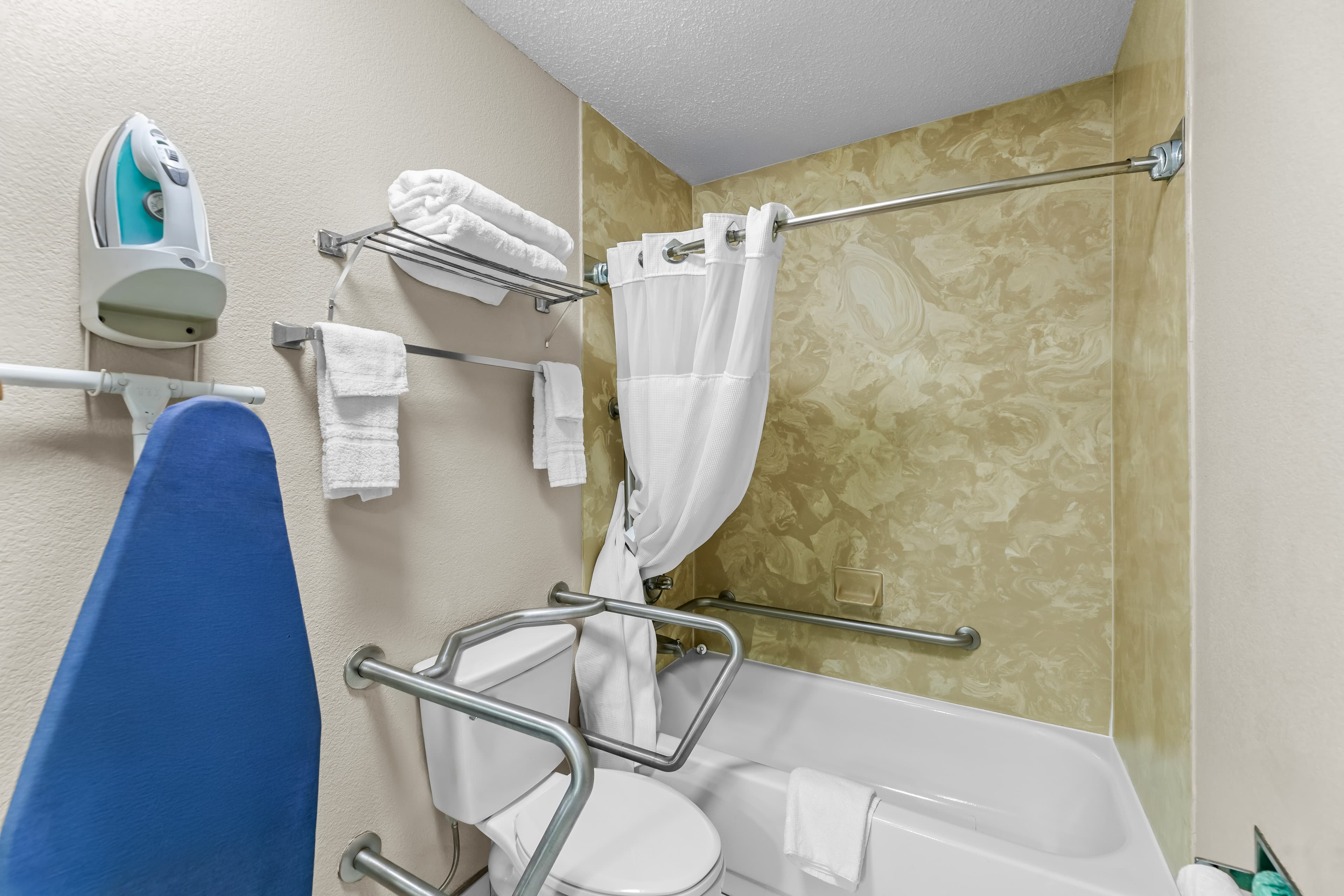 Econo Lodge Greenville — 11