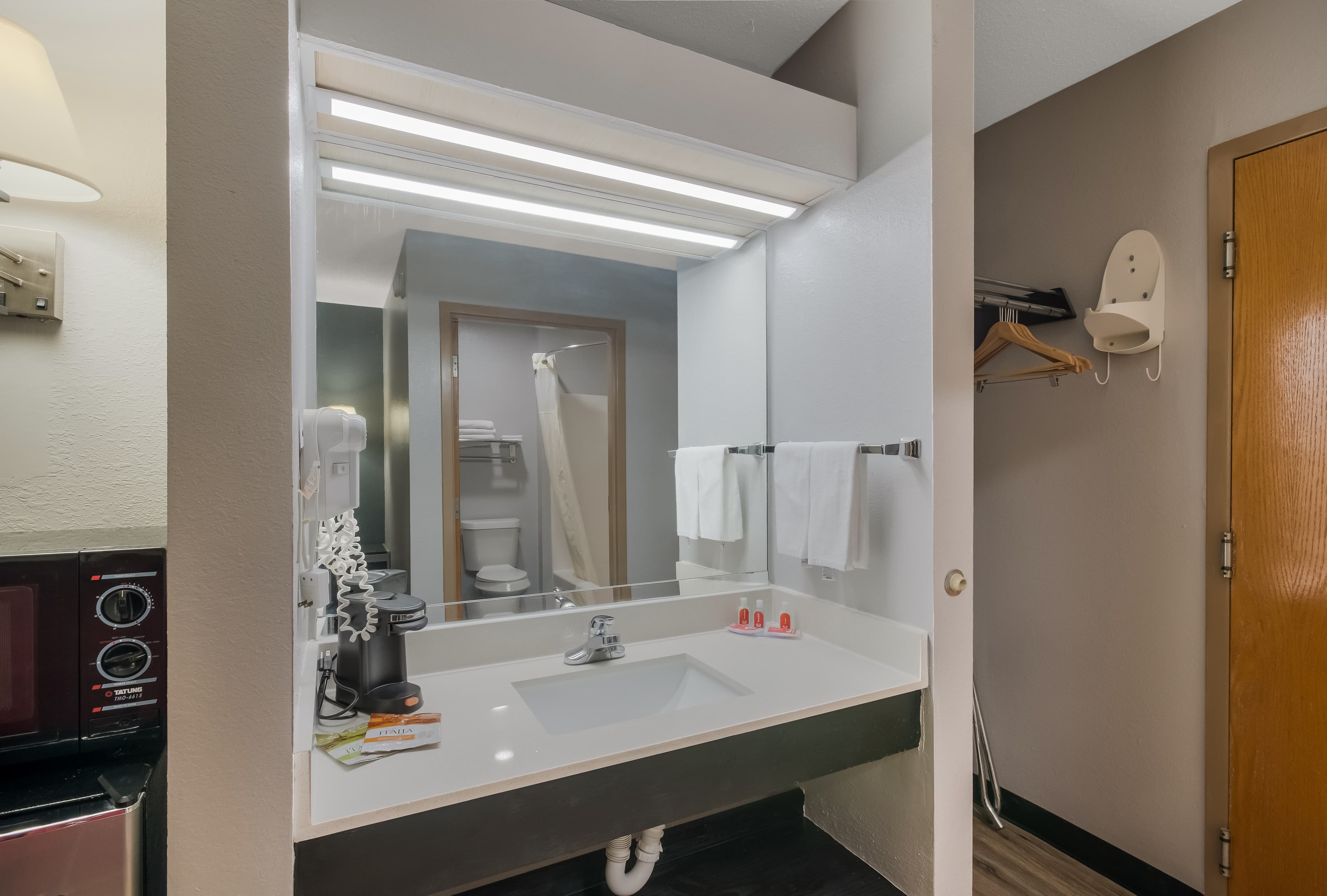 Econo Lodge Inn & Suites Diamondhead - Image 4