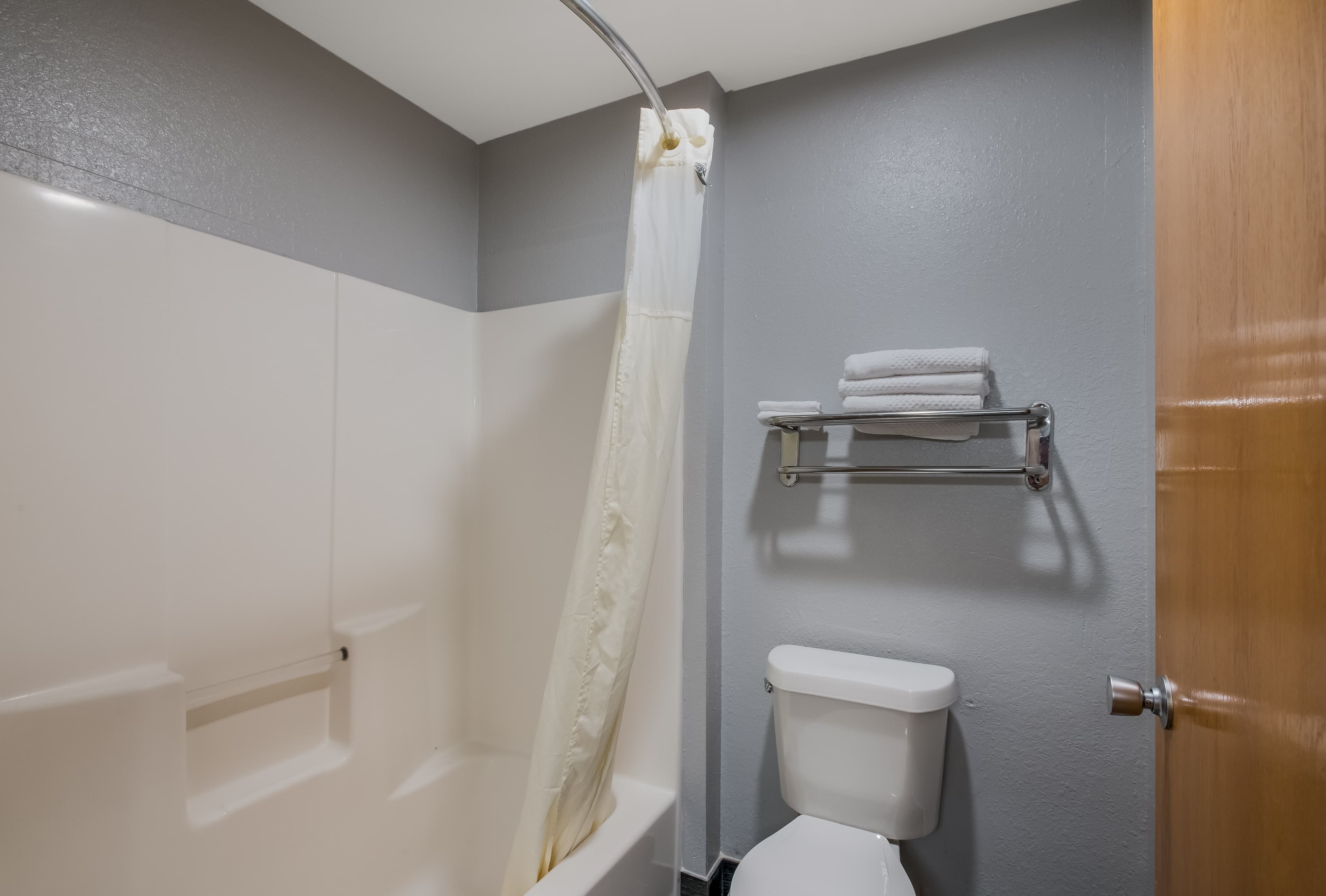 Econo Lodge Inn & Suites Diamondhead - Image 5