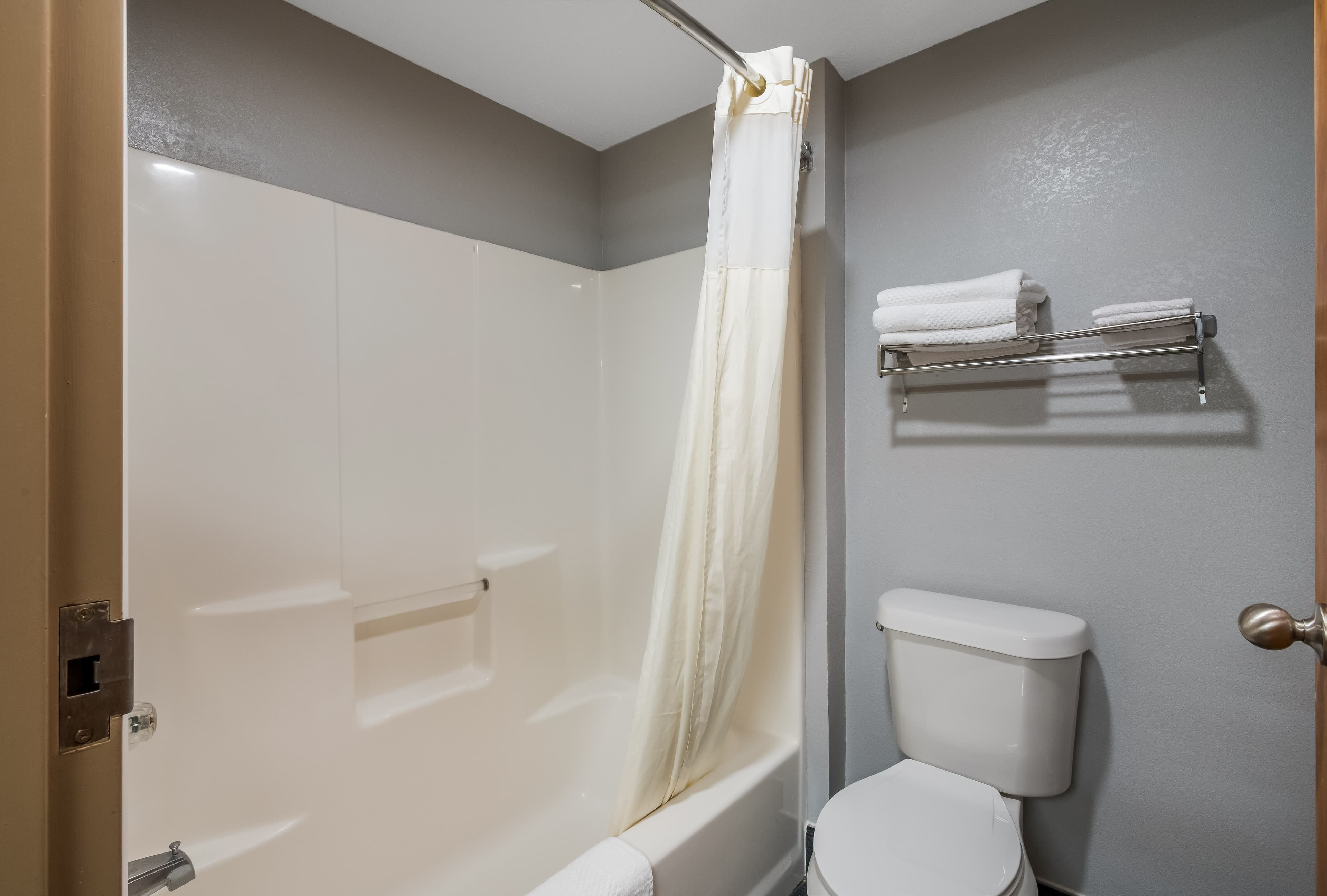 Econo Lodge Inn & Suites Diamondhead — 9