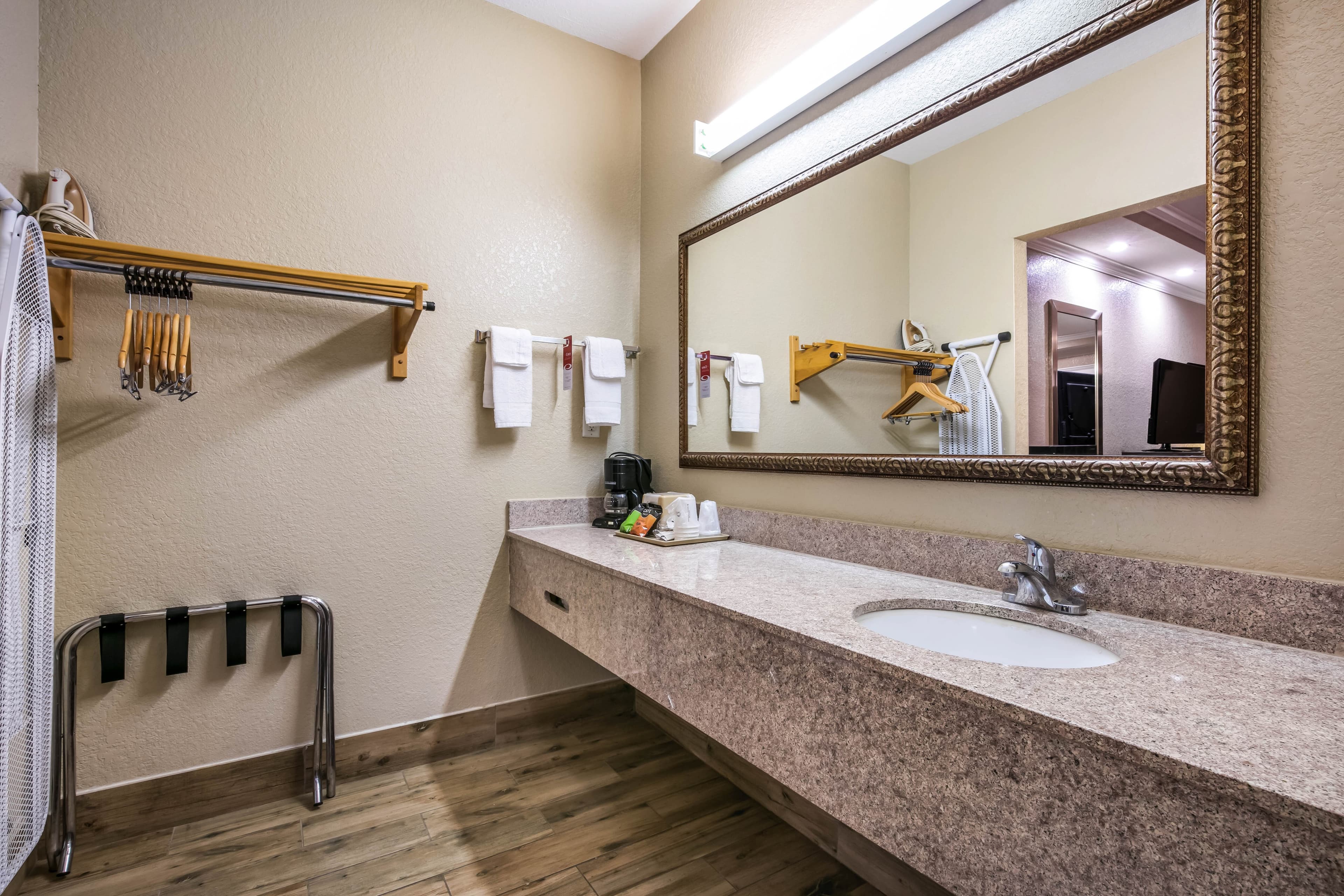 Econo Lodge Inn and Suites Horn Lake - Southhaven — 10