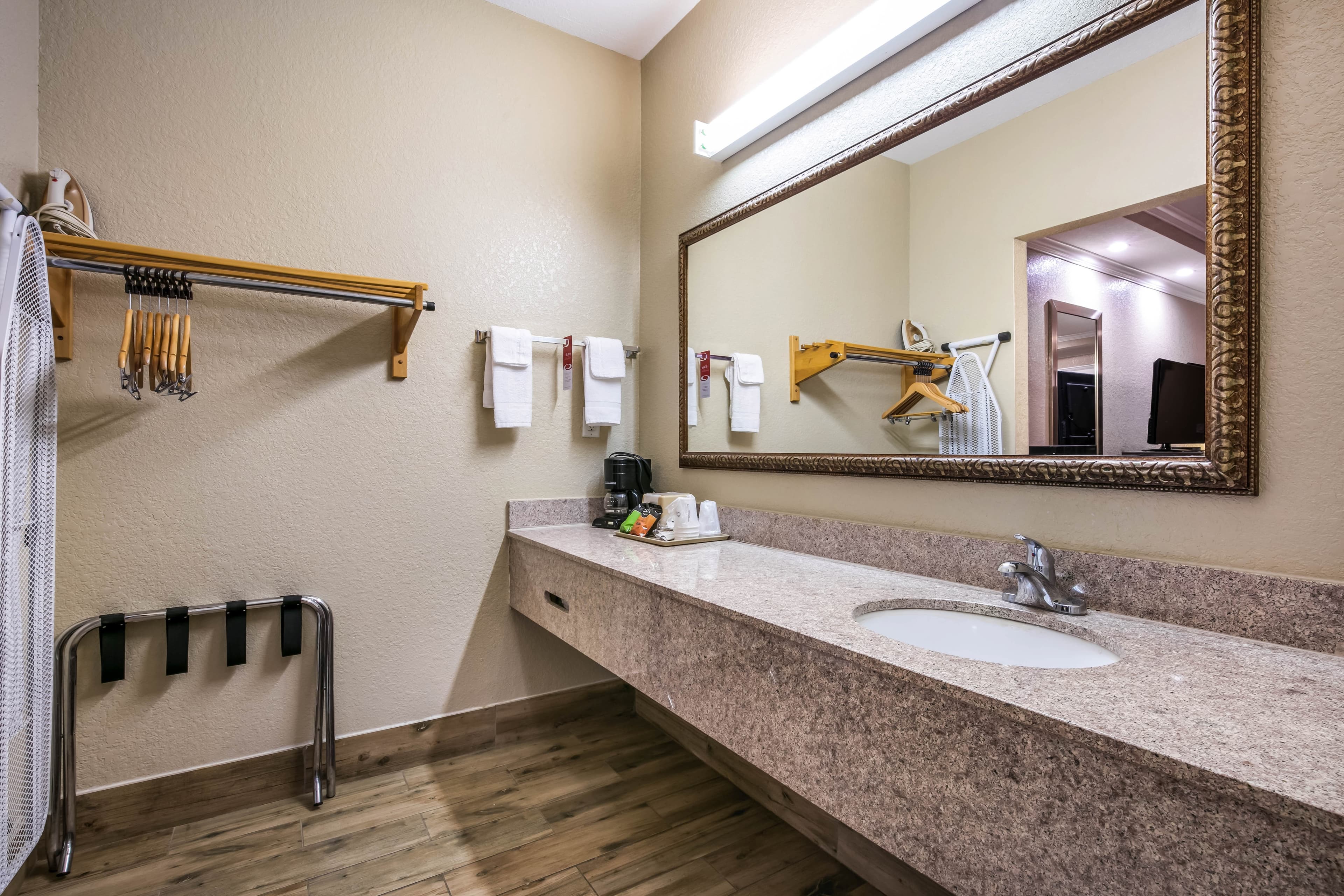 Econo Lodge Inn and Suites Horn Lake - Southhaven — 7