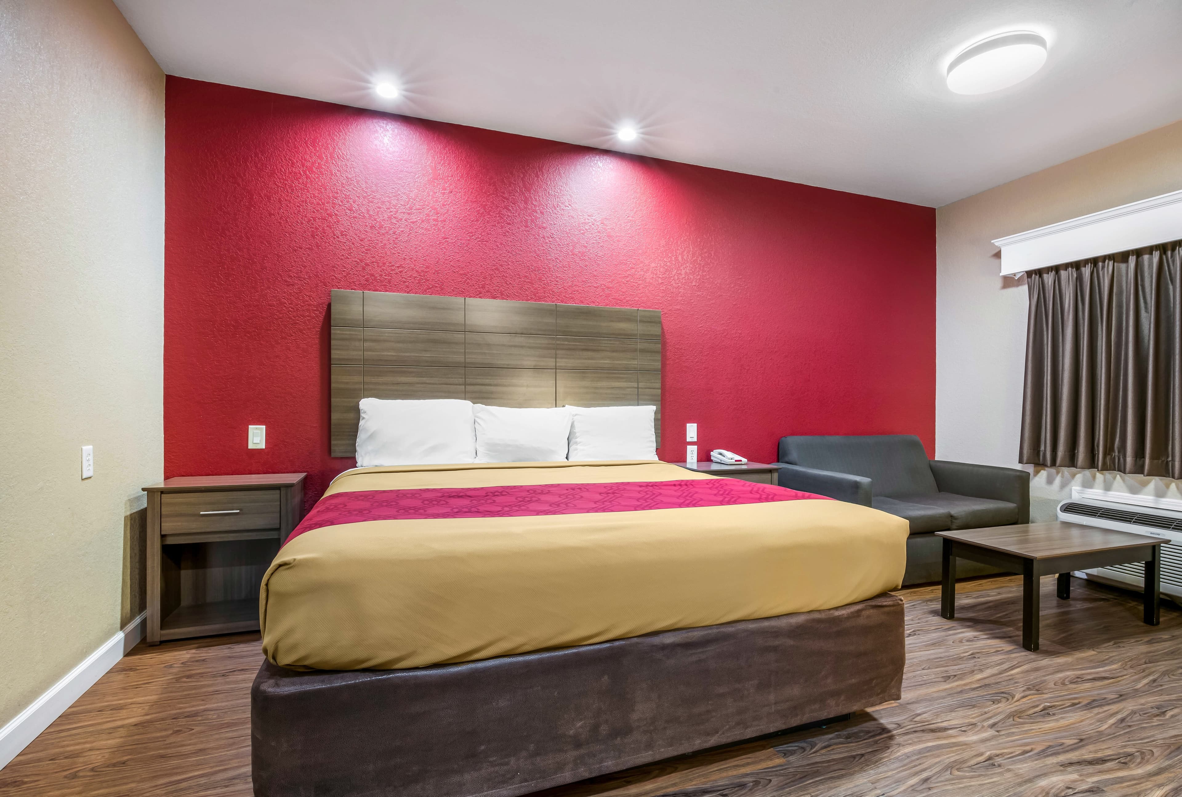 Econo Lodge Inn and Suites Horn Lake - Southhaven - Image 2