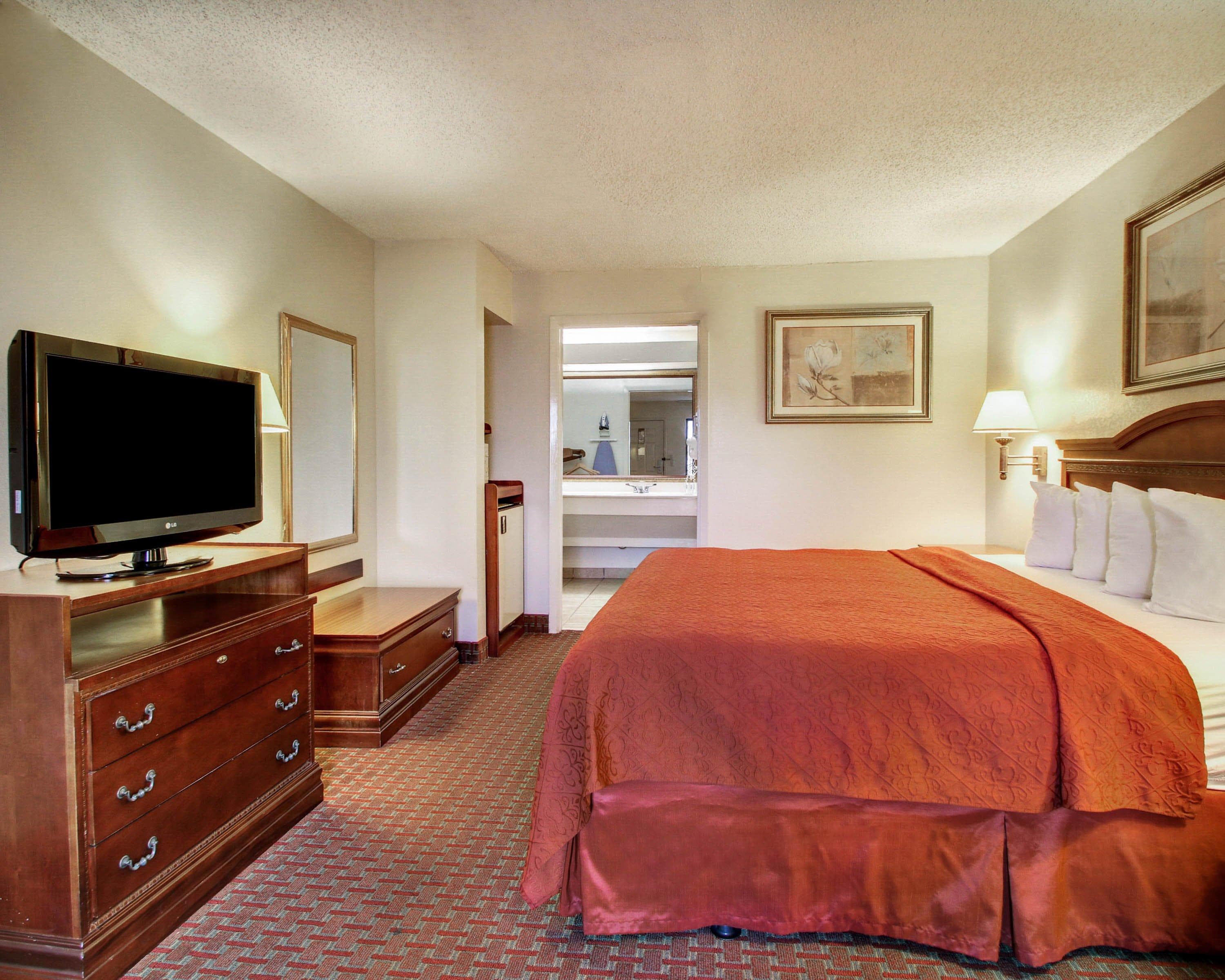 Quality Inn & Suites Clinton - Jackson West - Image 3