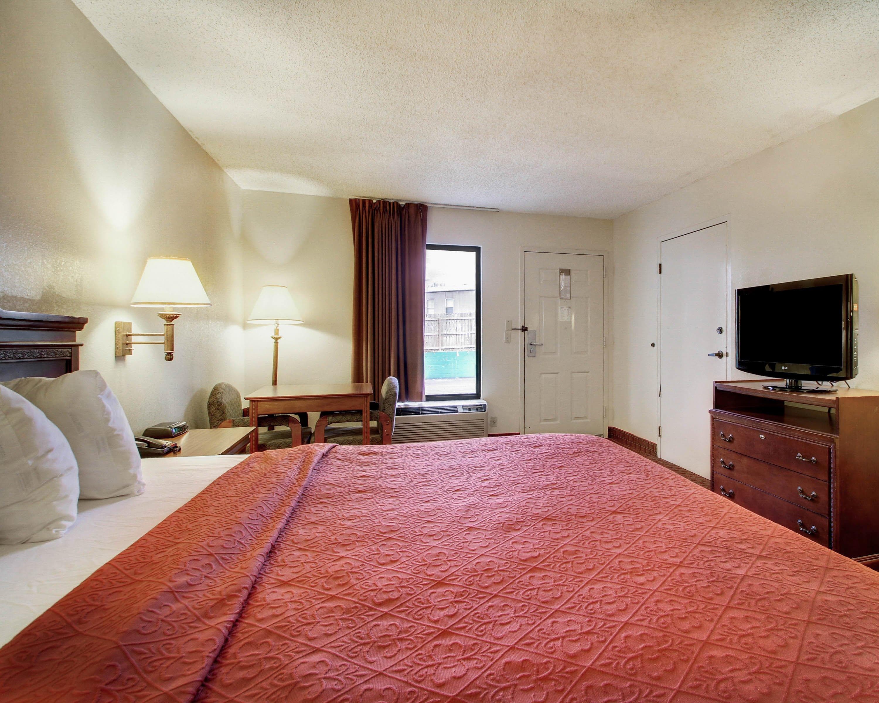 Quality Inn & Suites Clinton - Jackson West - Image 4