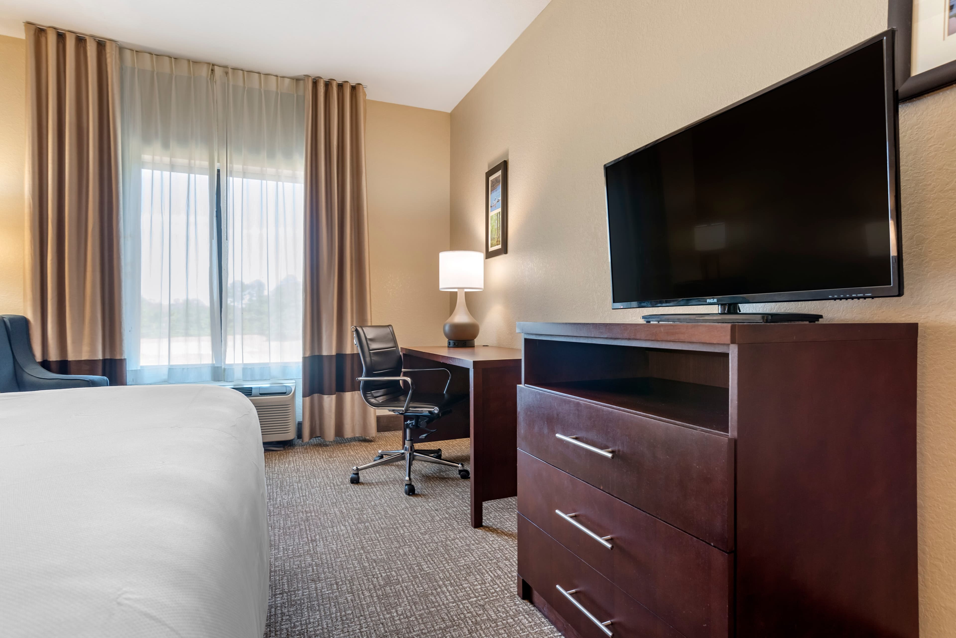 Comfort Inn & Suites Clinton - Jackson West - Image 3