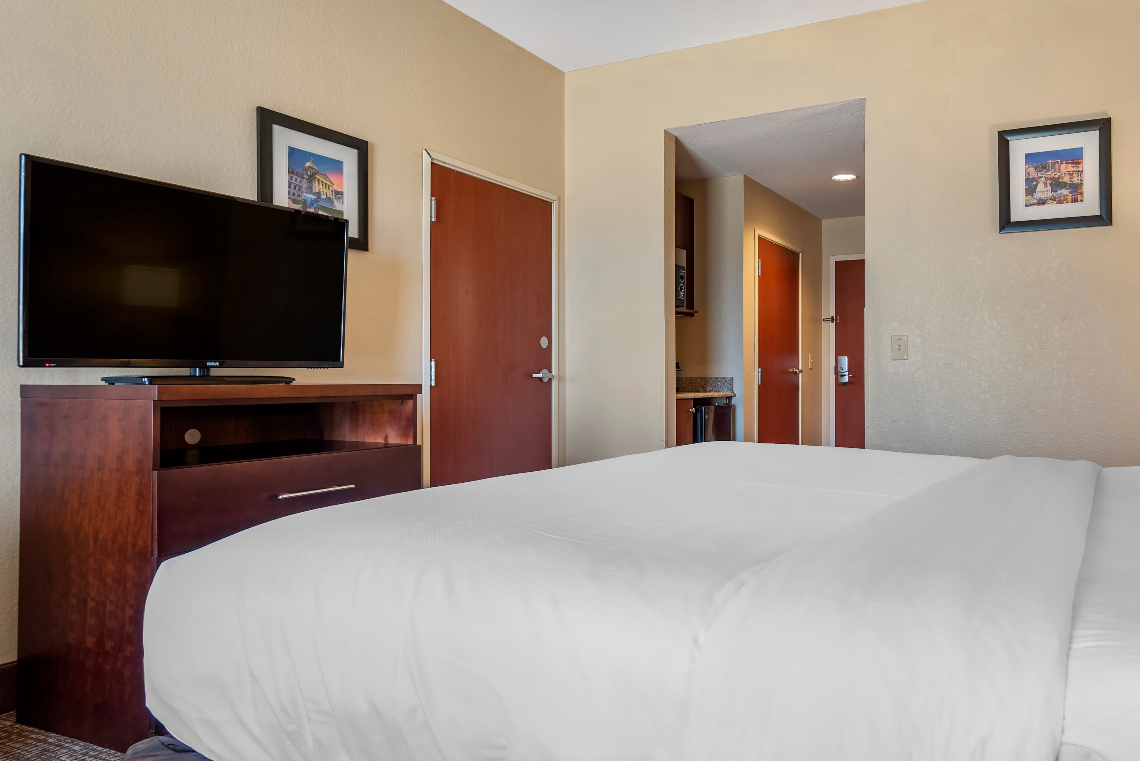 Comfort Inn & Suites Clinton - Jackson West - Image 4